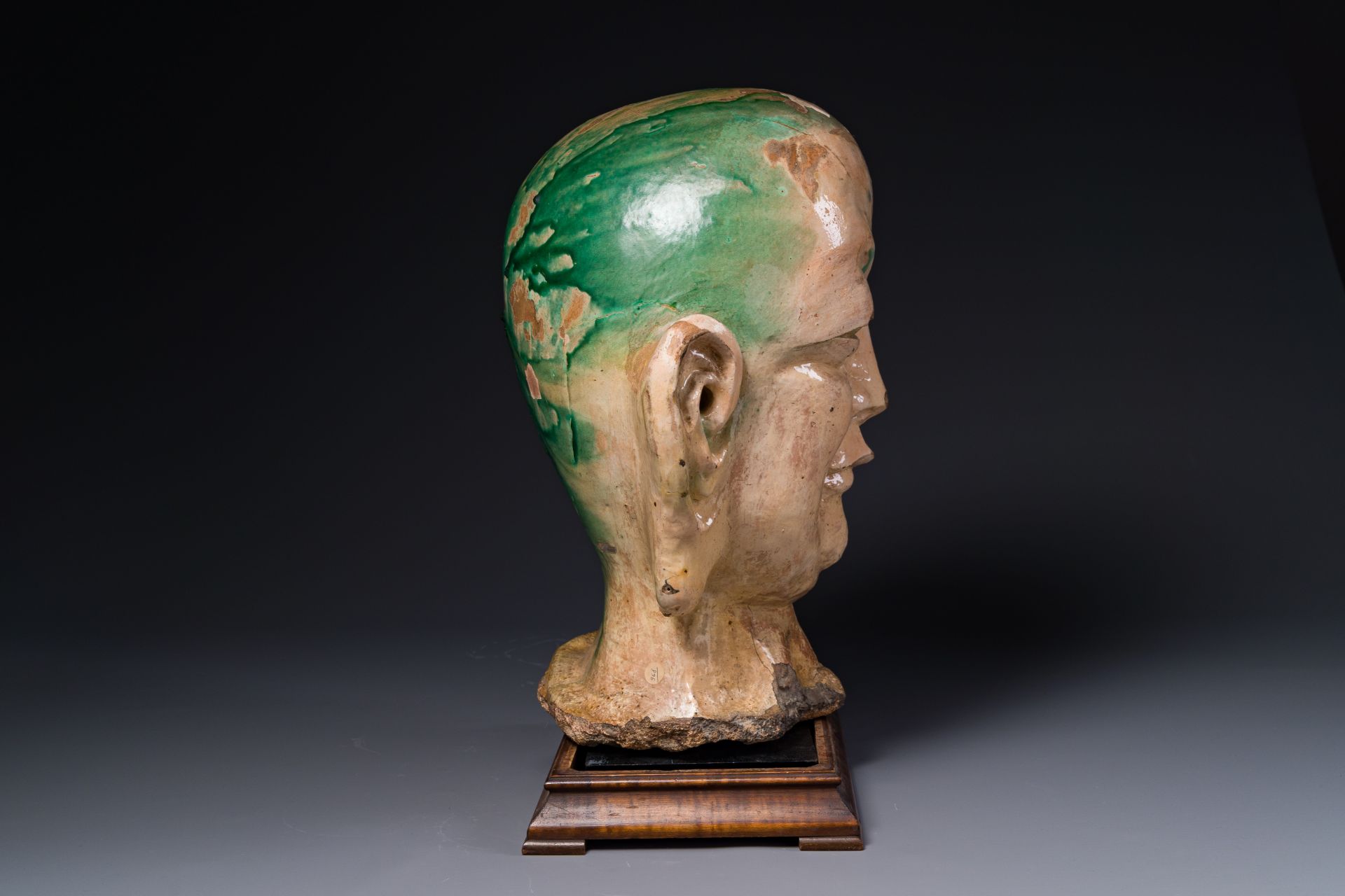 An imposing Chinese sancai glazed stoneware head of a monk, Yuan/Ming - Bild 5 aus 7