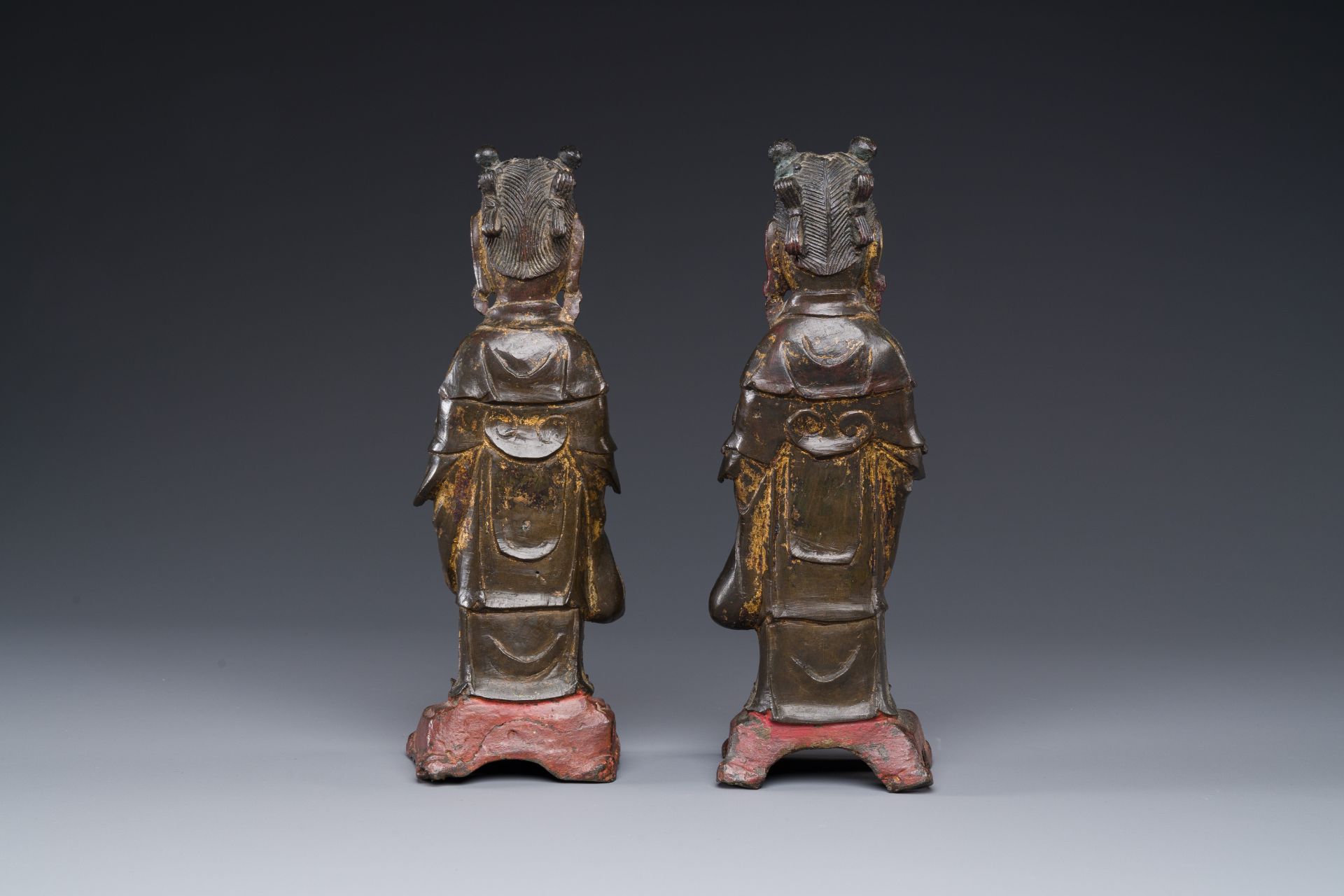 A pair of Chinese partly lacquered and gilt bronze figures of female attendants, Ming - Bild 7 aus 12