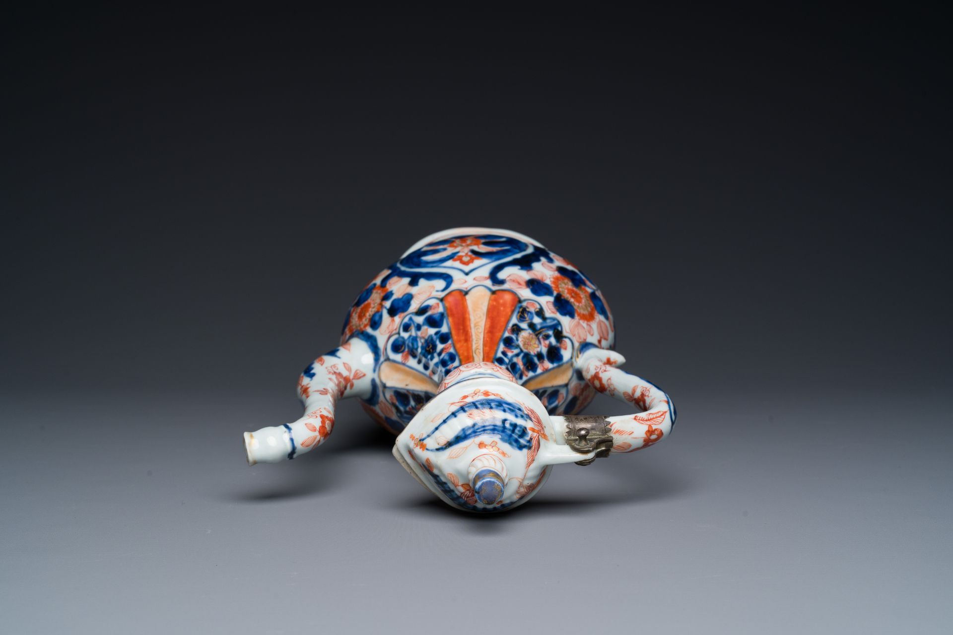 A Chinese Imari-style 'aftaba' ewer for the Islamic market, Kangxi - Image 6 of 8