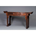 A Chinese wooden three-drawer console table, 19/20th C.