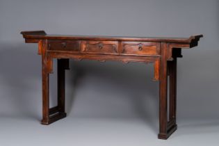 A Chinese wooden three-drawer console table, 19/20th C.