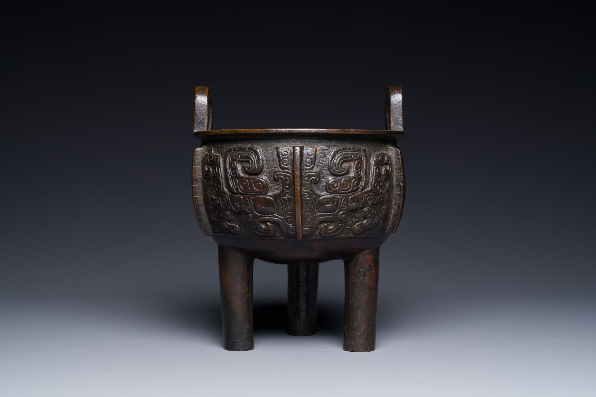 A Chinese archaistic bronze tripod censer on wooden stand, 'ding', Song/Ming - Bild 12 aus 21