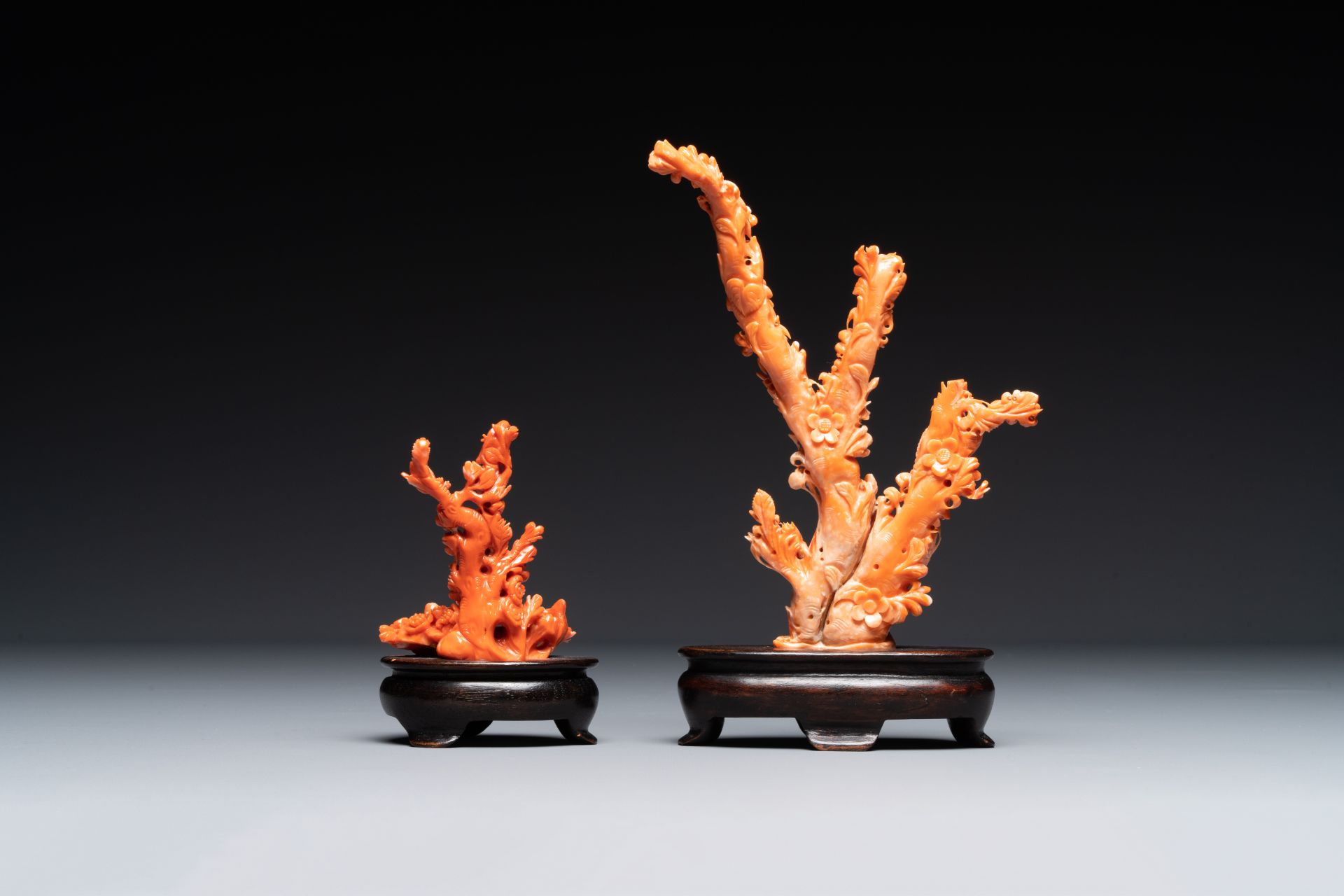 Two Chinese red coral groups of birds among flowers, 19/20th C. - Bild 3 aus 6
