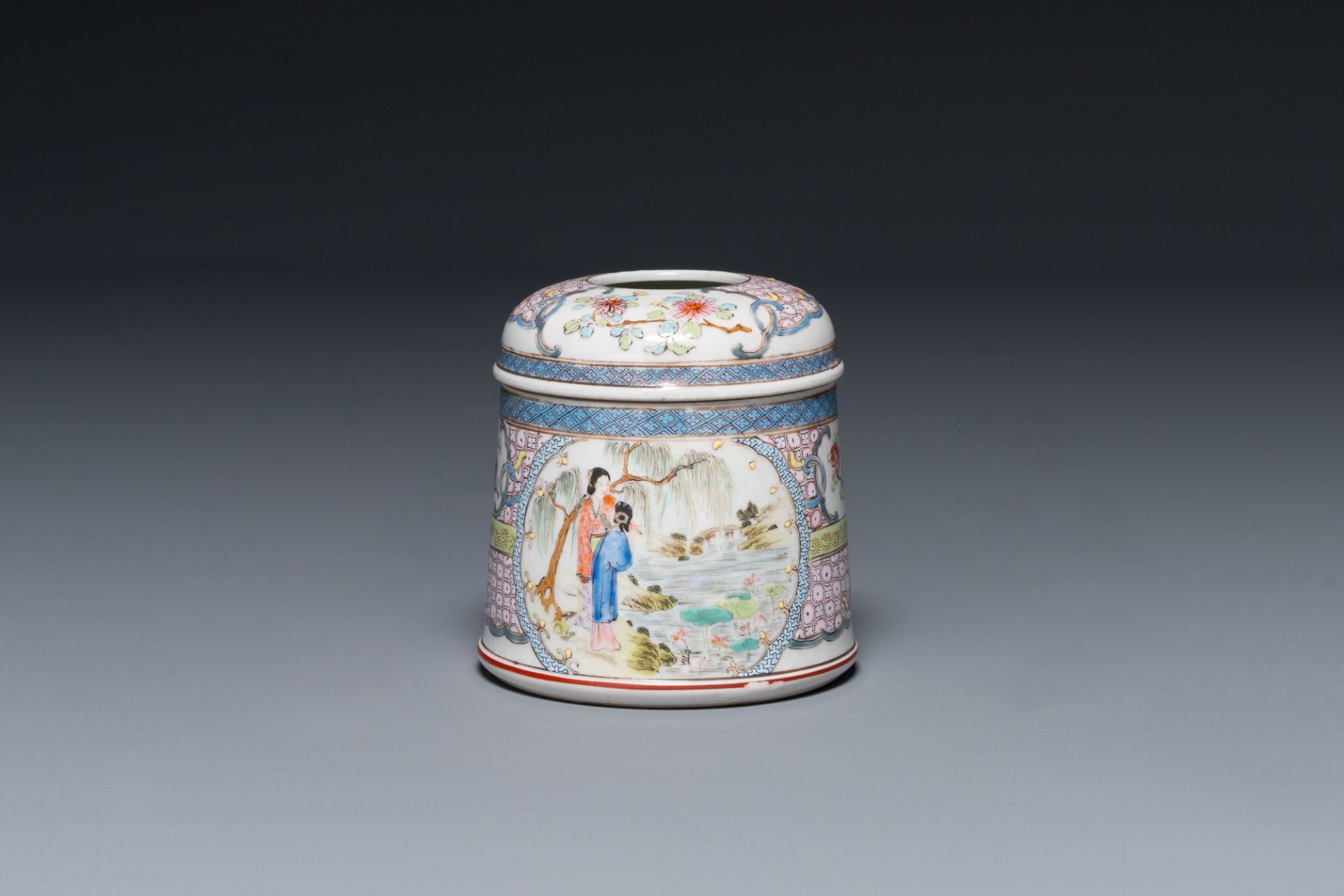 A Chinese famille rose round box and cover with figural design, 19th C. - Bild 2 aus 4