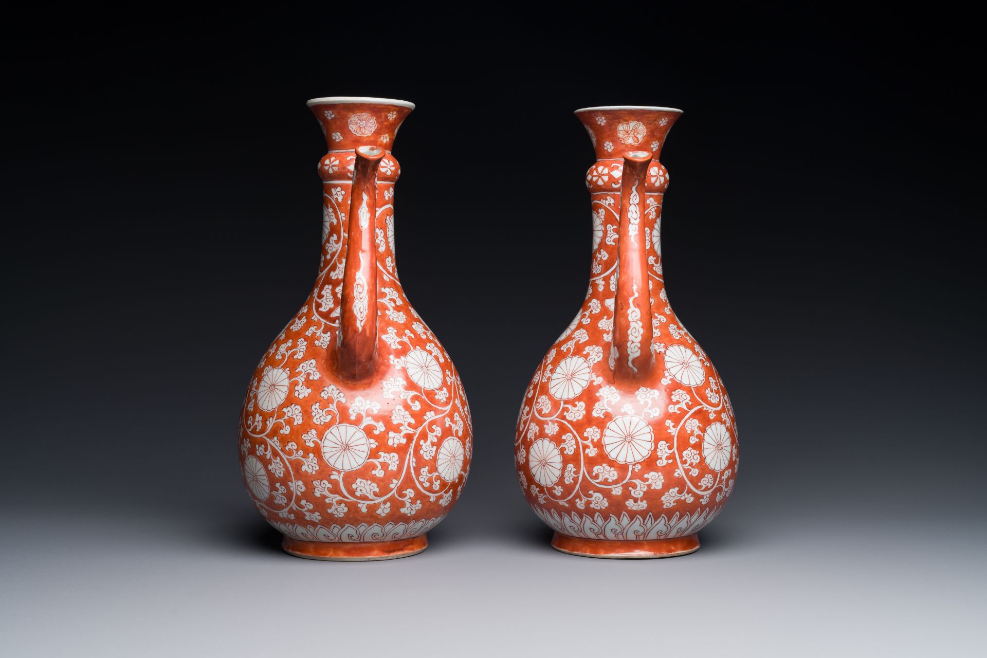 A pair of rare Chinese iron-red-enamelled 'chrysanthemum scroll' ewers, Kangxi - Bild 5 aus 7