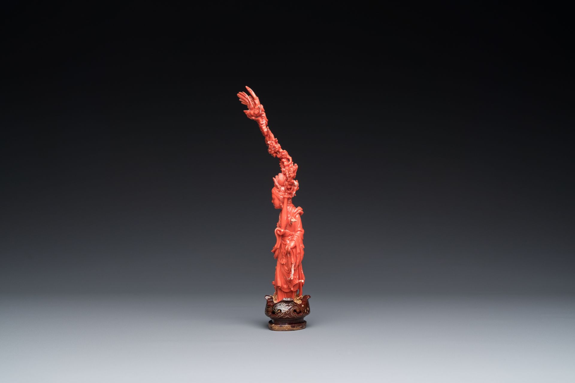 A Chinese red coral figure of a standing lady holding a vase, 19/20th C. - Image 2 of 14