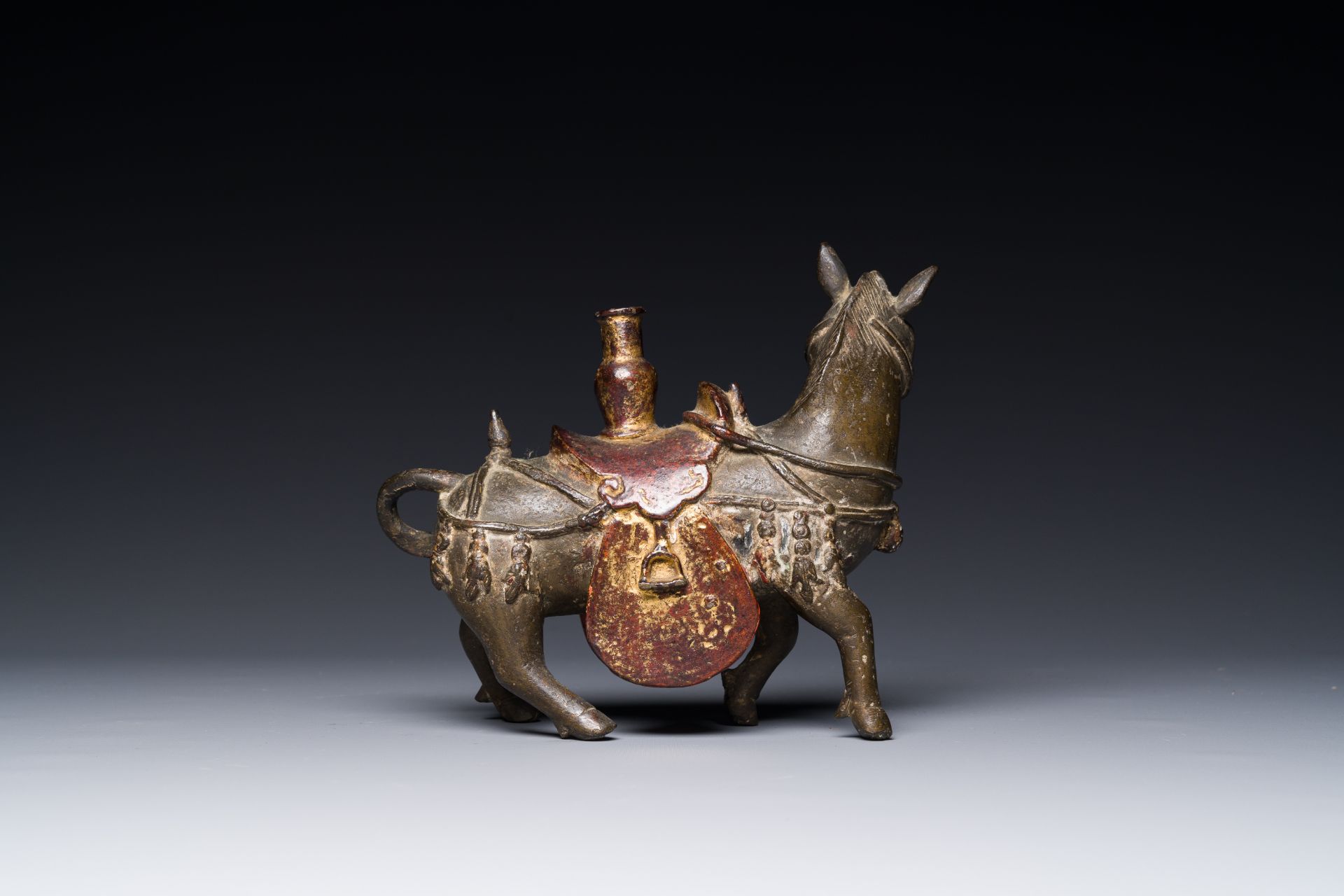 A rare Chinese partly lacquered and gilt bronze incense holder in the shape of a horse, Yuan/early M - Bild 4 aus 7