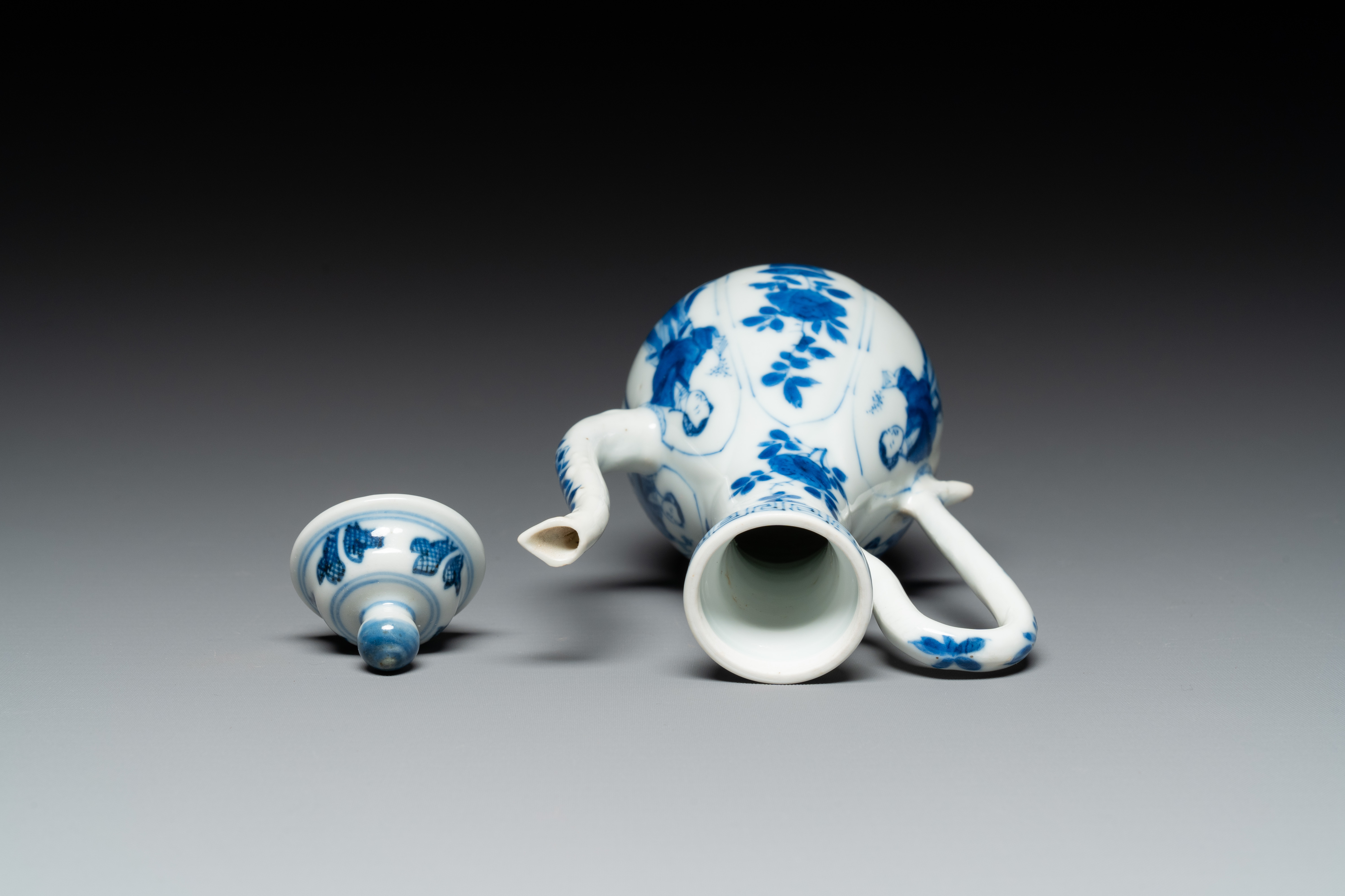 A Chinese blue and white 'Long Eliza' ewer and cover, jade mark, Kangxi - Image 7 of 8