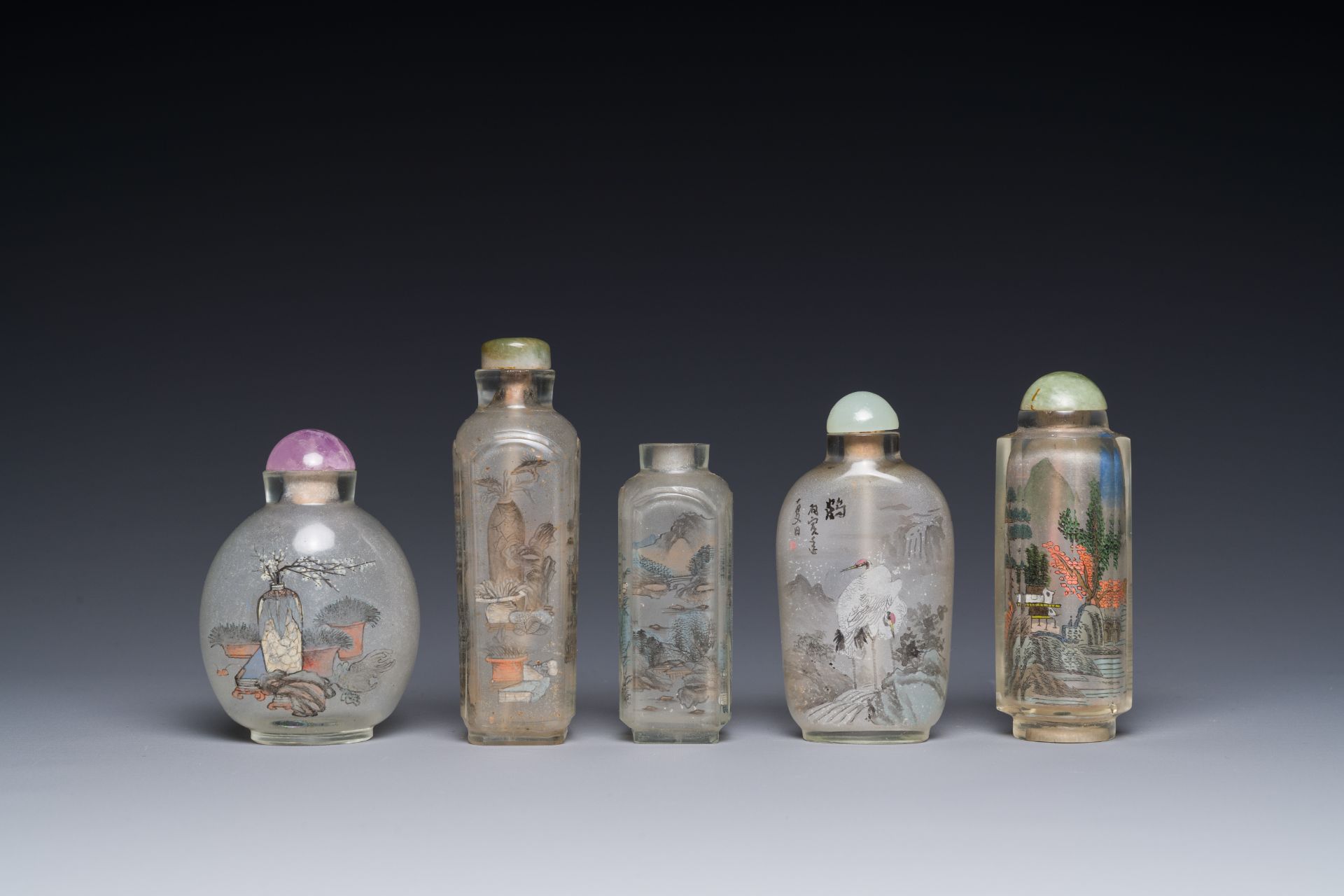 Five Chinese inside-painted glass snuff bottles, 20th C. - Bild 3 aus 4