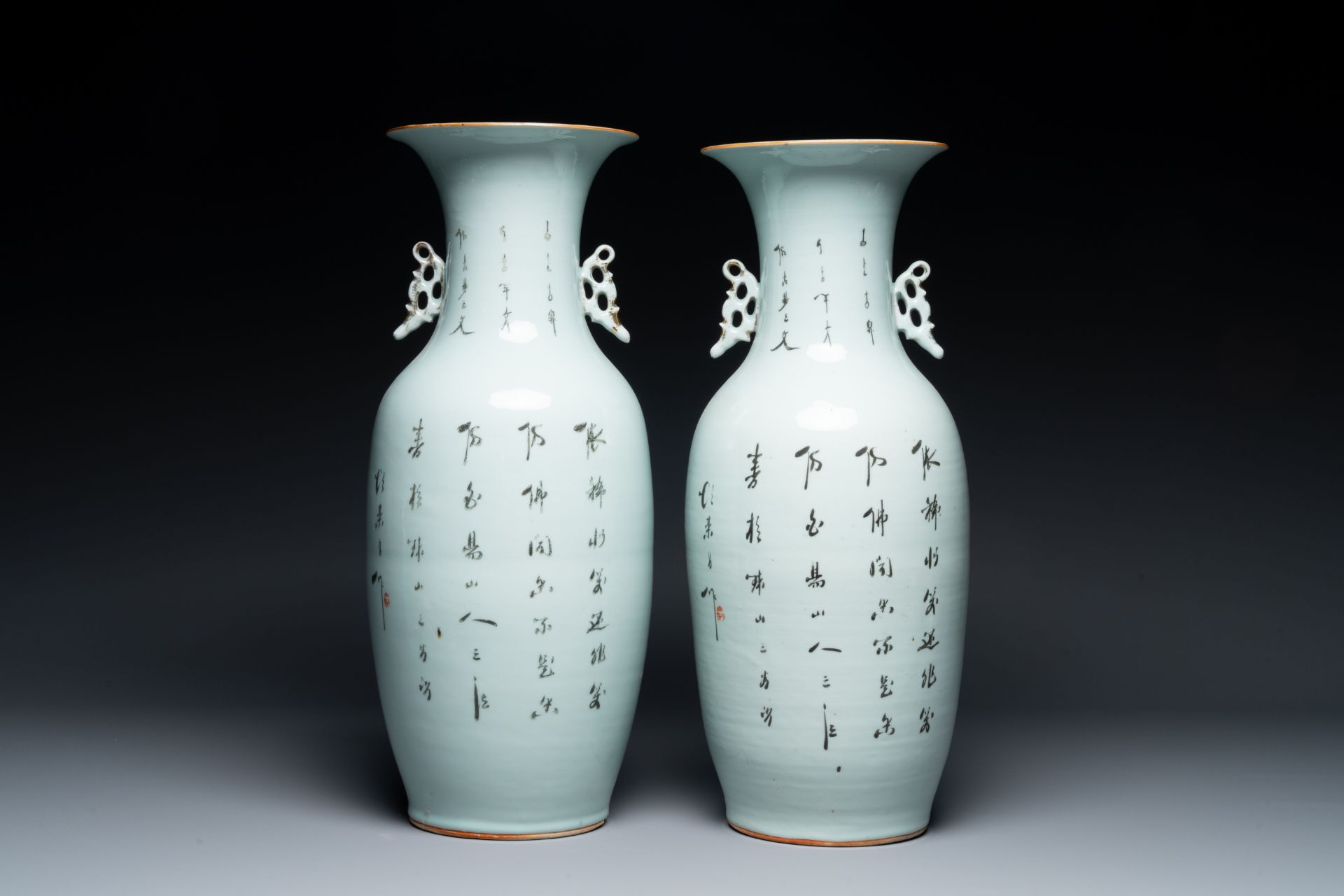 Pair of Chinese famille rose vases with ladies in a garden, signed Rongfang, 19th - Bild 2 aus 4