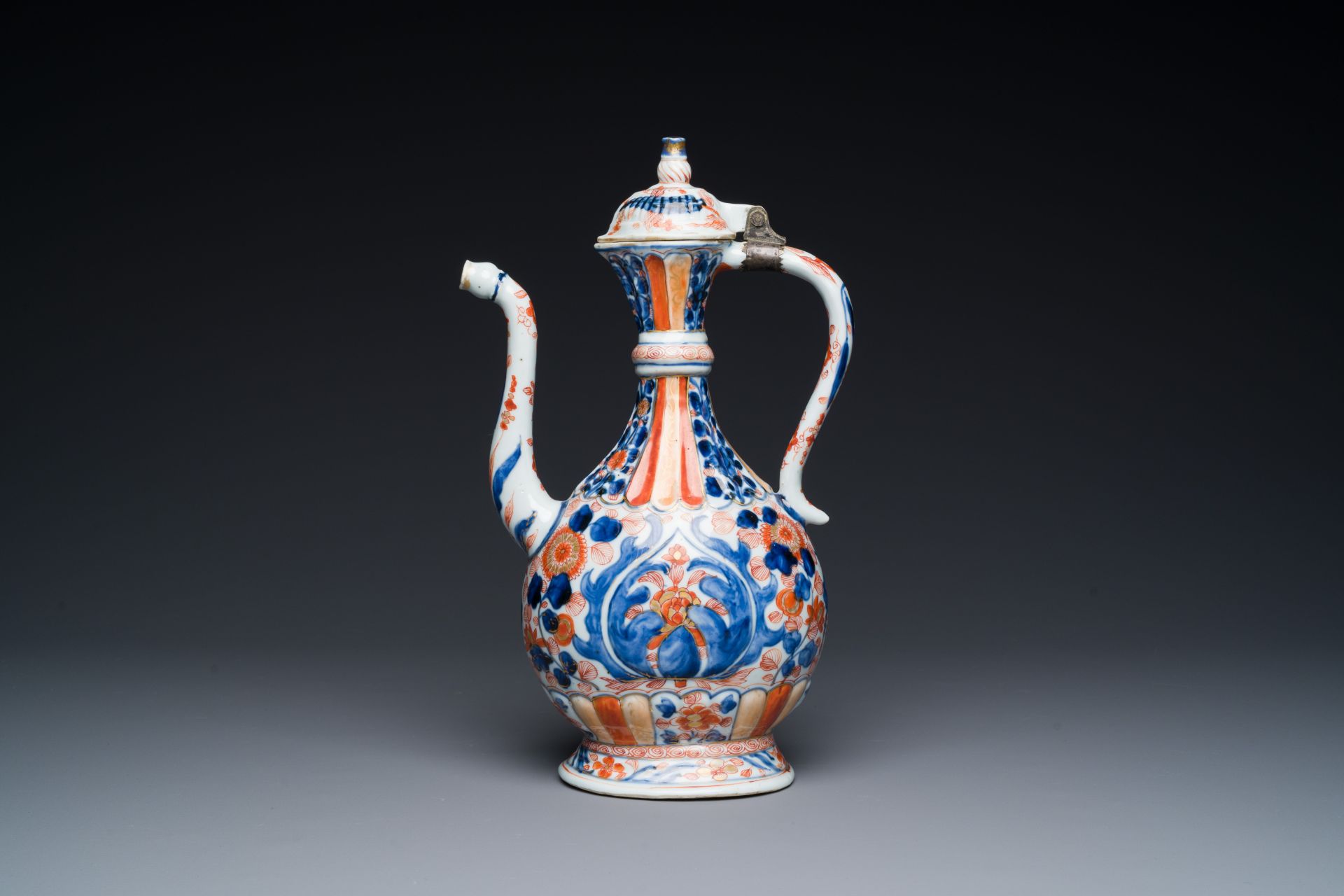 A Chinese Imari-style 'aftaba' ewer for the Islamic market, Kangxi - Bild 2 aus 8