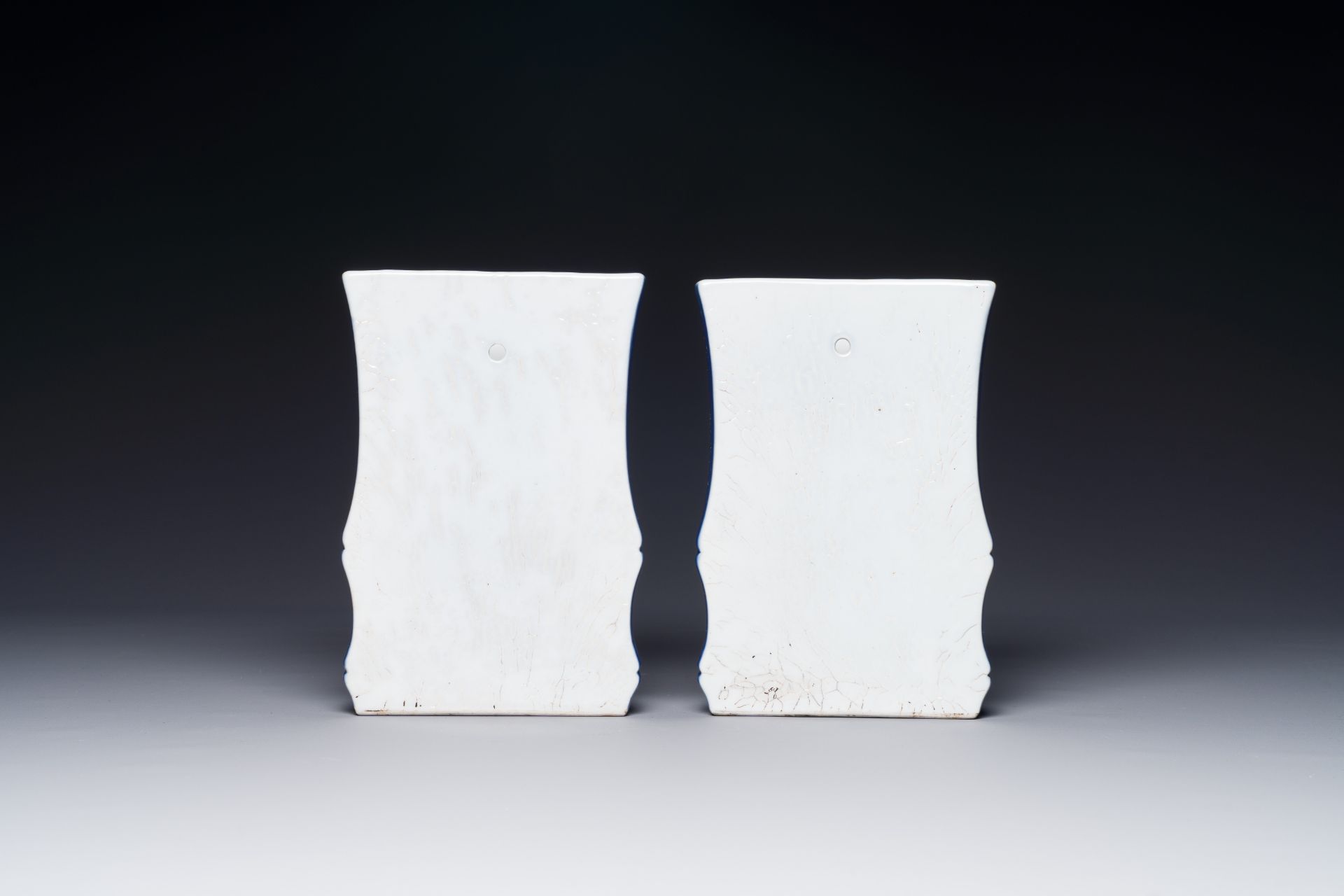 A pair of Chinese monochrome blue-glazed wall pocket vases, 19/20th C. - Bild 2 aus 3