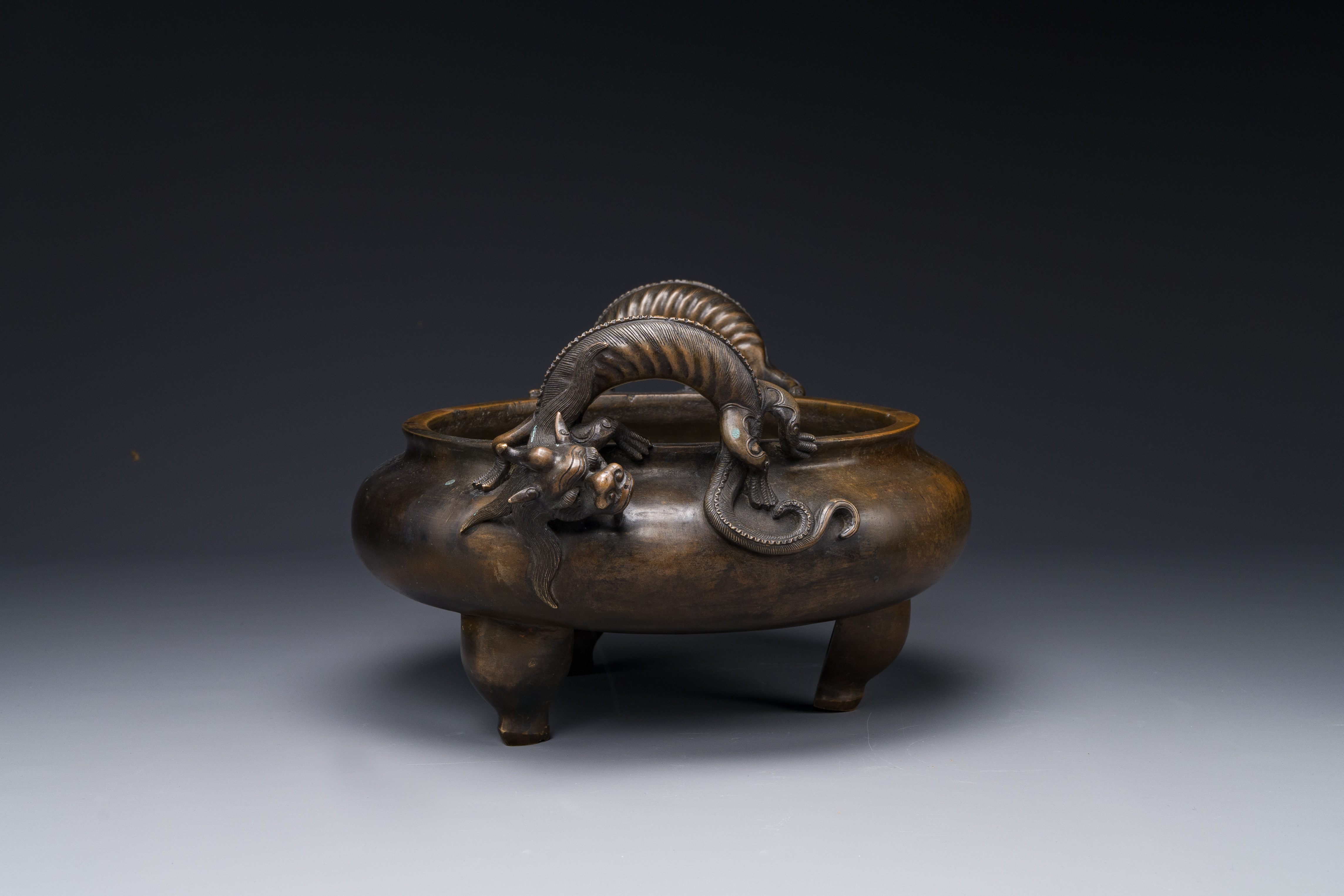 A large Chinese bronze tripod censer with 'chilong' handles, Qing Qian Gong æ¸…ä¹¾å®® mark, 18th C. - Image 2 of 5