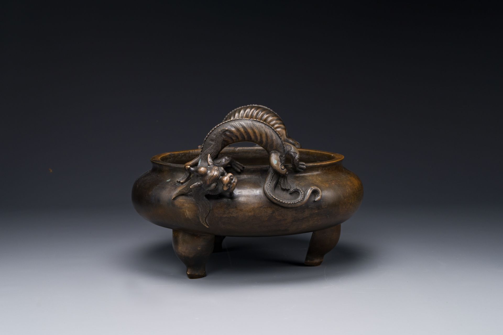 A large Chinese bronze tripod censer with 'chilong' handles, Qing Qian Gong æ¸…ä¹¾å®® mark, 18th C. - Bild 2 aus 5