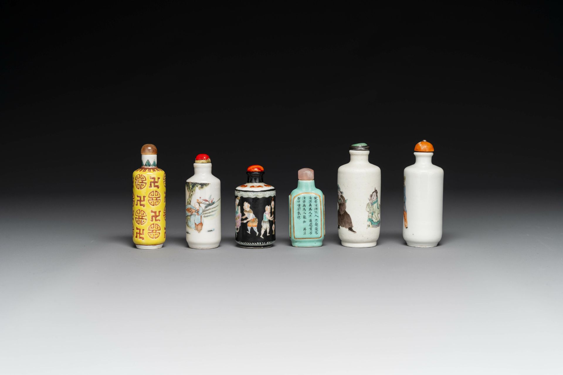 Six various Chinese famille verte and rose snuff bottles, shou mark, 19/20th century - Bild 3 aus 6