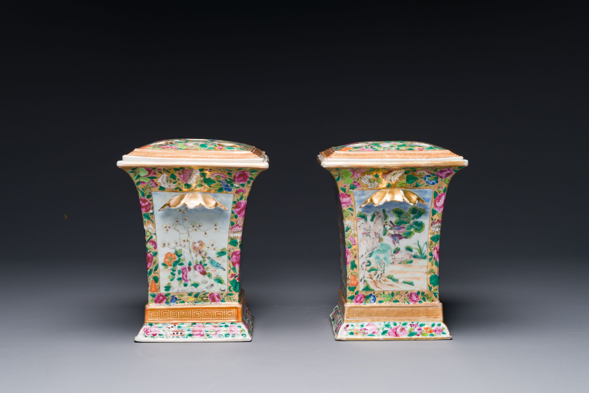 A pair of Chinese Canton famille rose bough pots and covers, 19th C. - Bild 3 aus 7