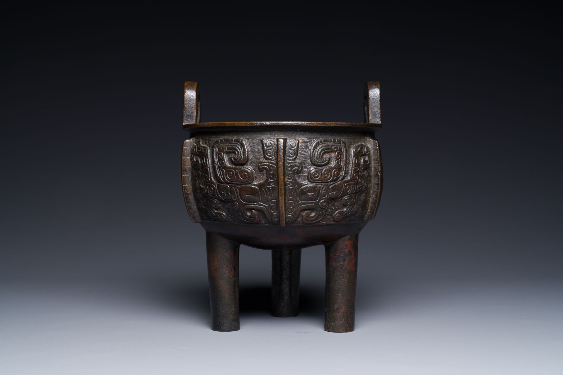 A Chinese archaistic bronze tripod censer on wooden stand, 'ding', Song/Ming - Bild 11 aus 21