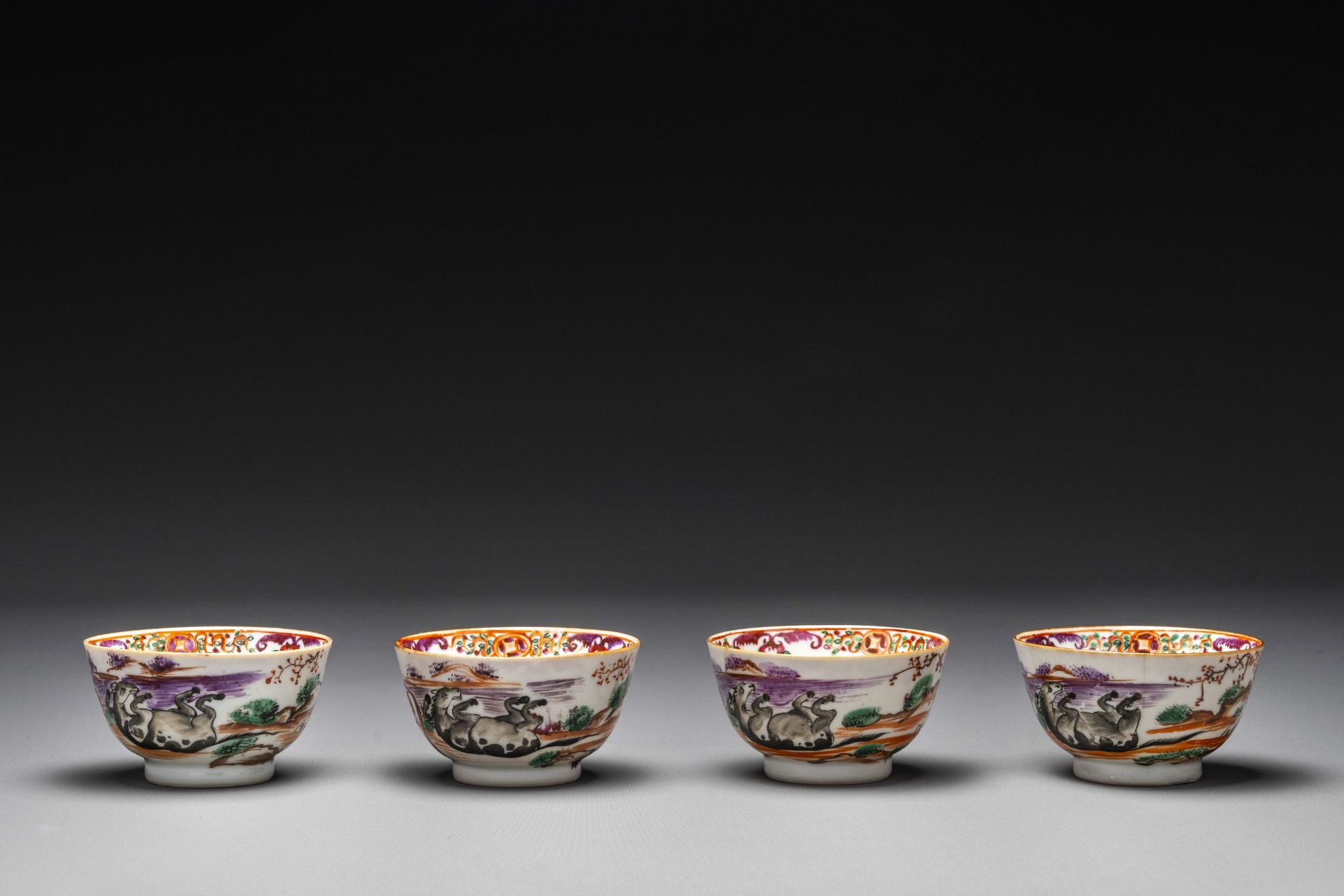 Four Chinese famille rose cups and saucers and an ewer with design of two horses, Qianlong - Bild 13 aus 15