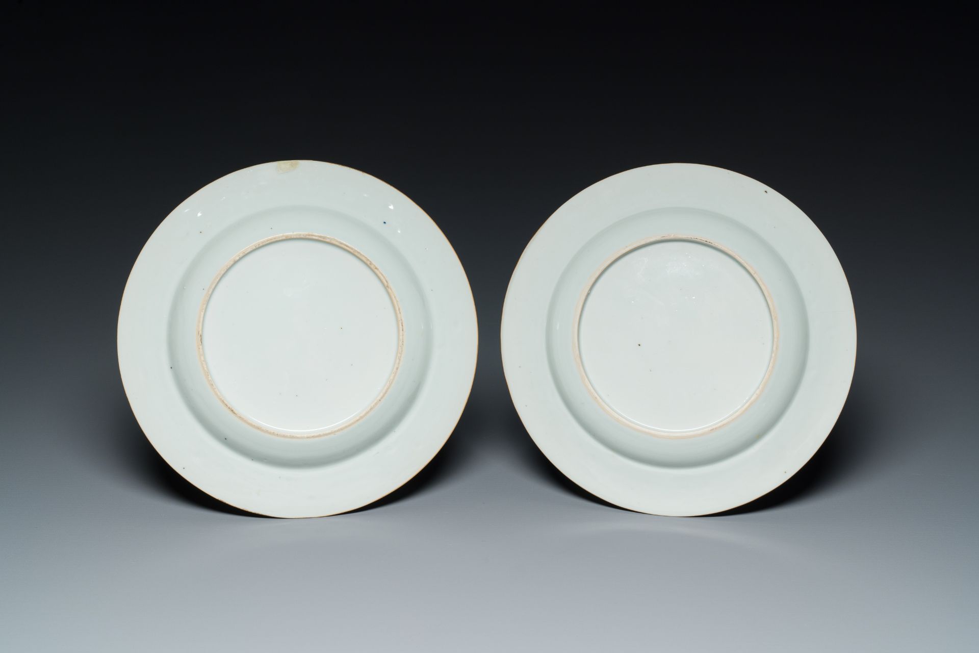 A Chinese grisaille armorial dish and two plates for the Dutch, English and Scottish markets, Qianlo - Bild 5 aus 5