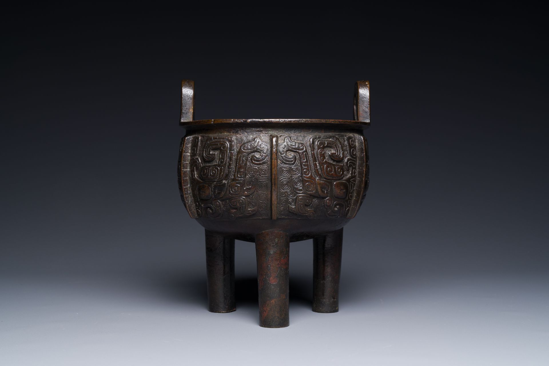 A Chinese archaistic bronze tripod censer on wooden stand, 'ding', Song/Ming - Bild 5 aus 21