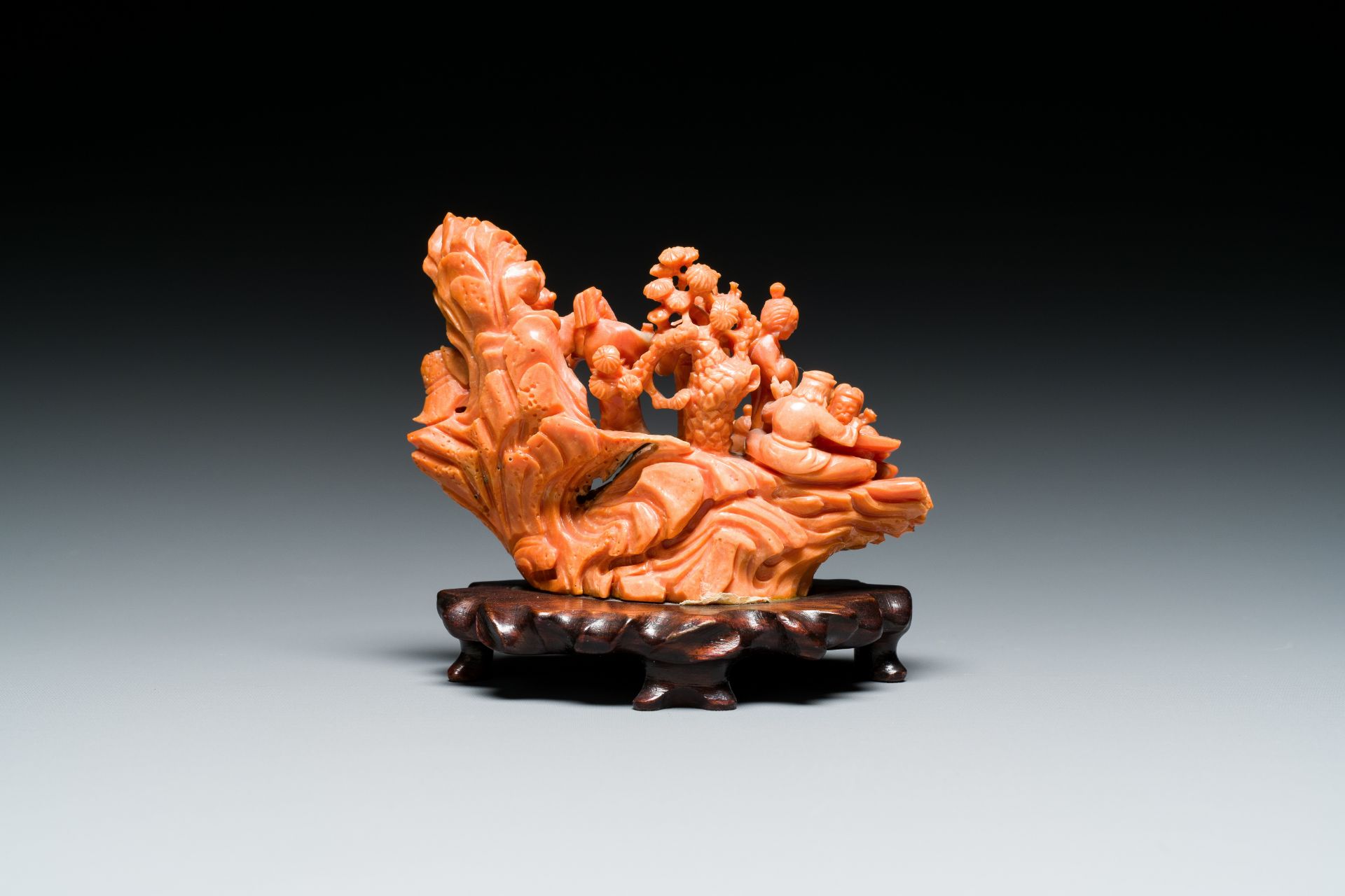 A Chinese red coral 'Eight Immortals' group on wooden stand, 19/20th C. - Bild 3 aus 14