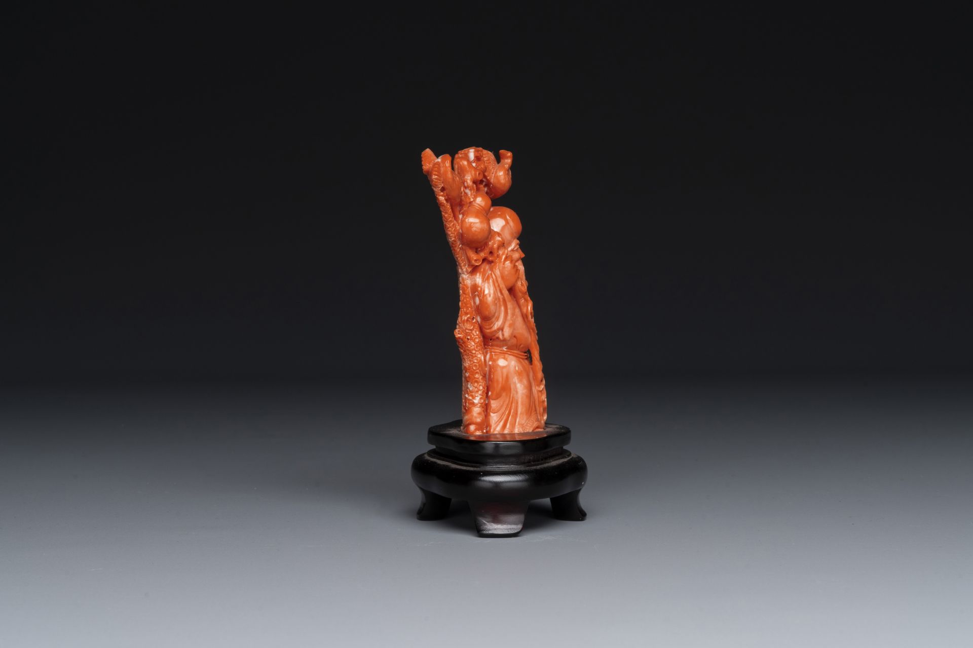 A Chinese red coral figure of Shoulao on wooden stand, 19/20th C. - Image 2 of 5