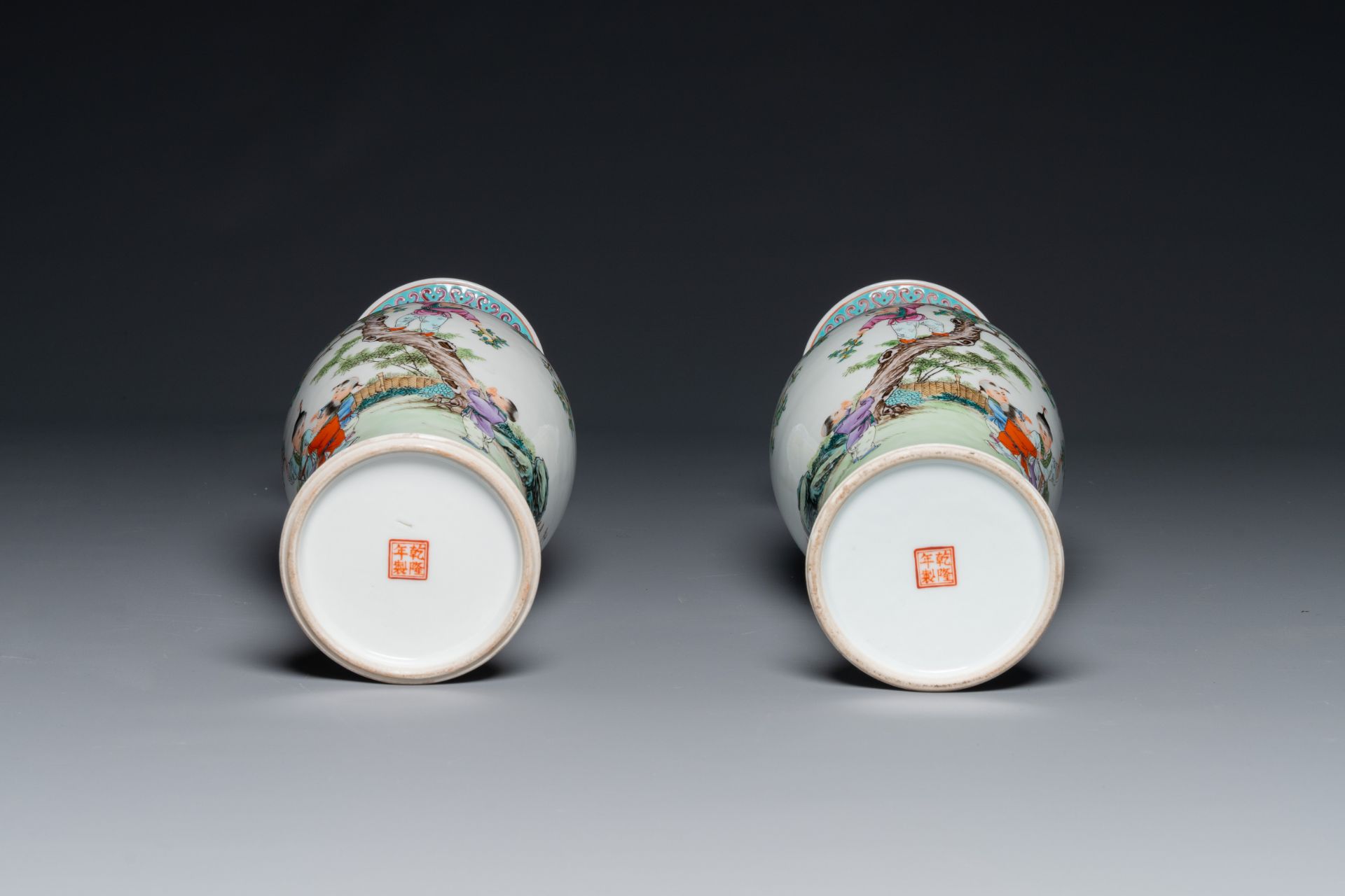 A pair of Chinese famille rose vases, two jars and a box with cover, 19/20th C. - Image 4 of 6