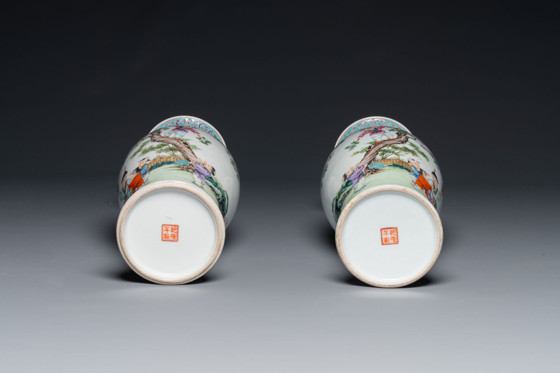 A pair of Chinese famille rose vases, two jars and a box with cover, 19/20th C. - Bild 4 aus 6