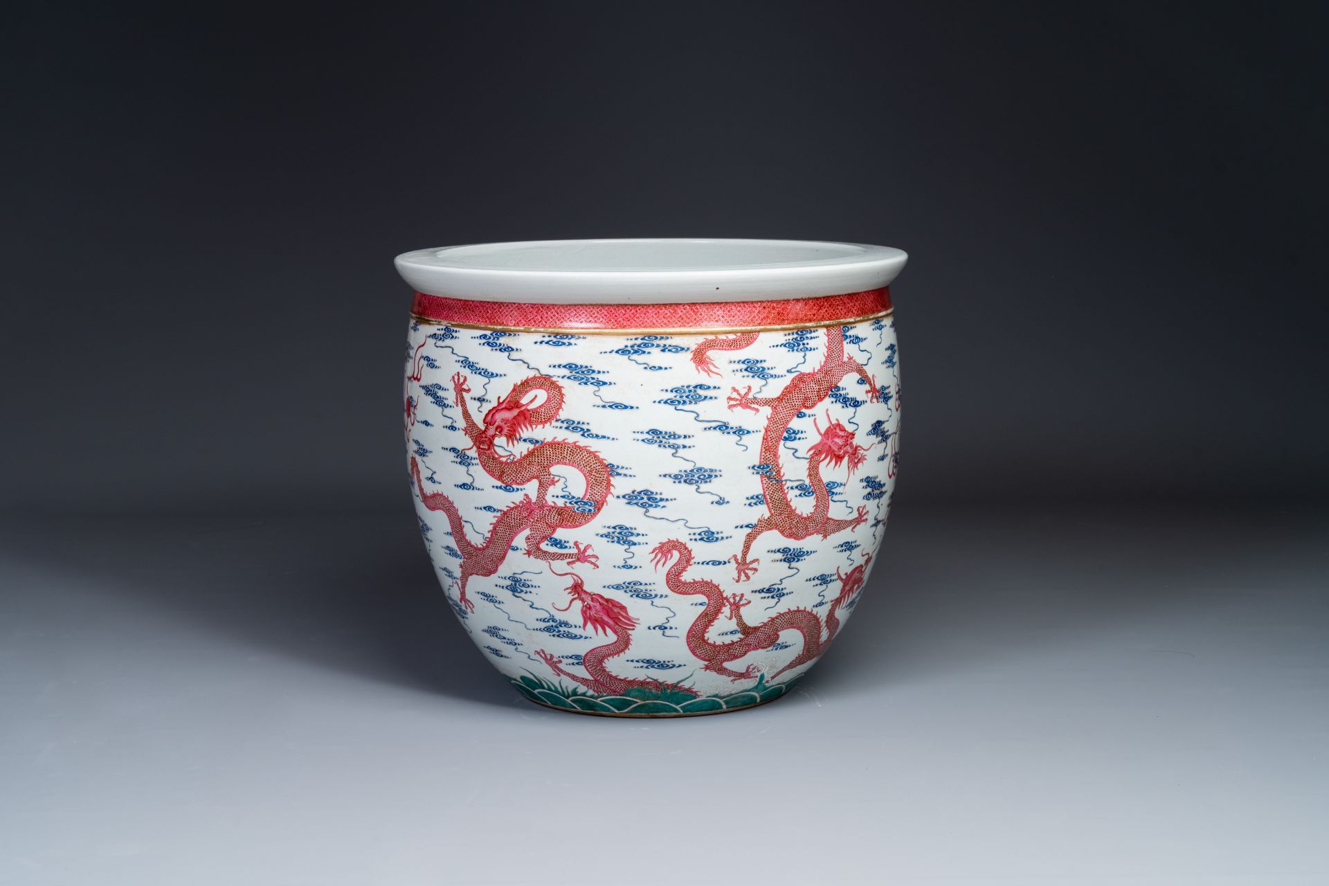 A large Chinese blue-and-puce-enamelled 'dragon' fish bowl, 19/20th C. - Image 2 of 5