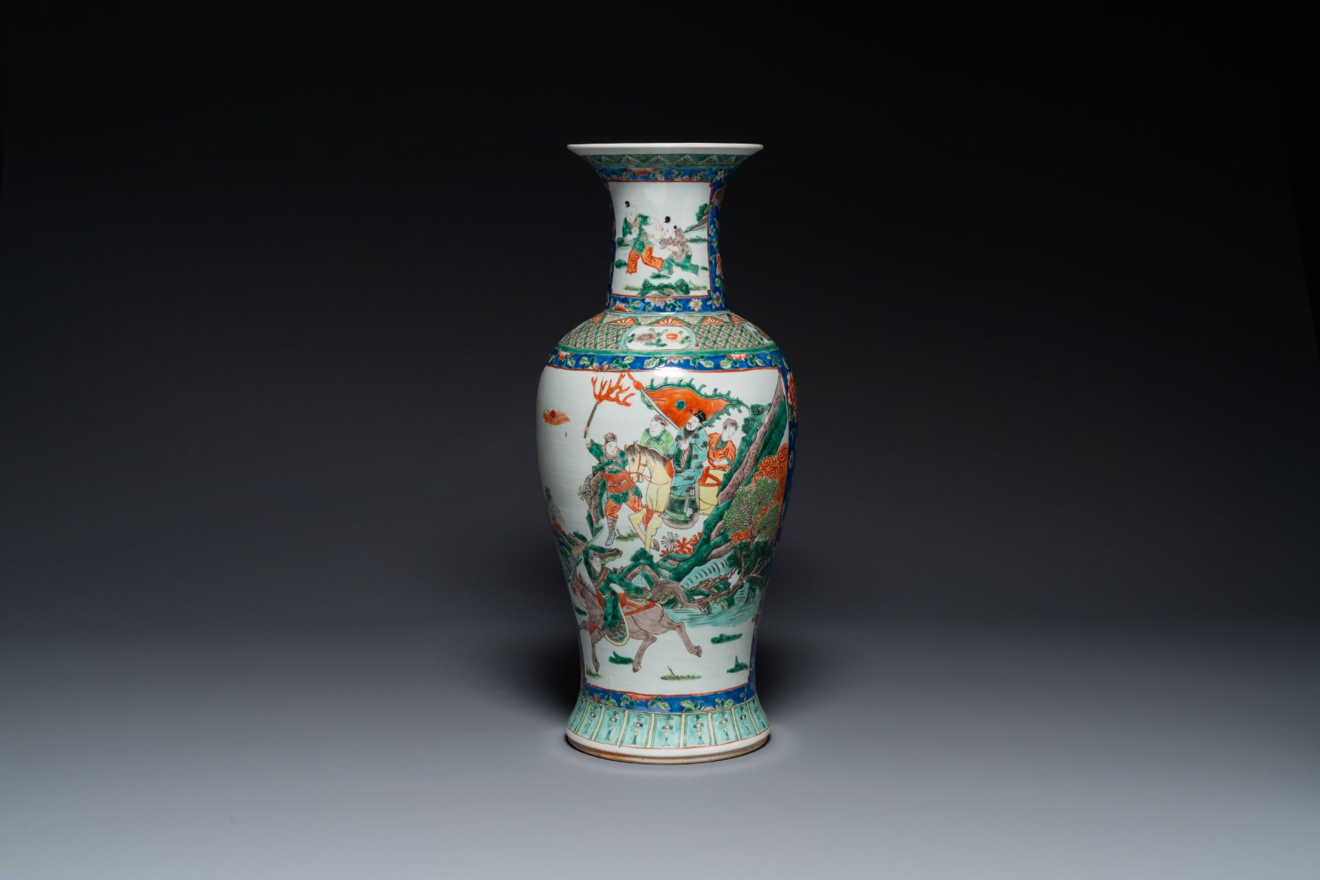 A Chinese famille verte vase with warriors on horseback, 19th C. - Image 3 of 6