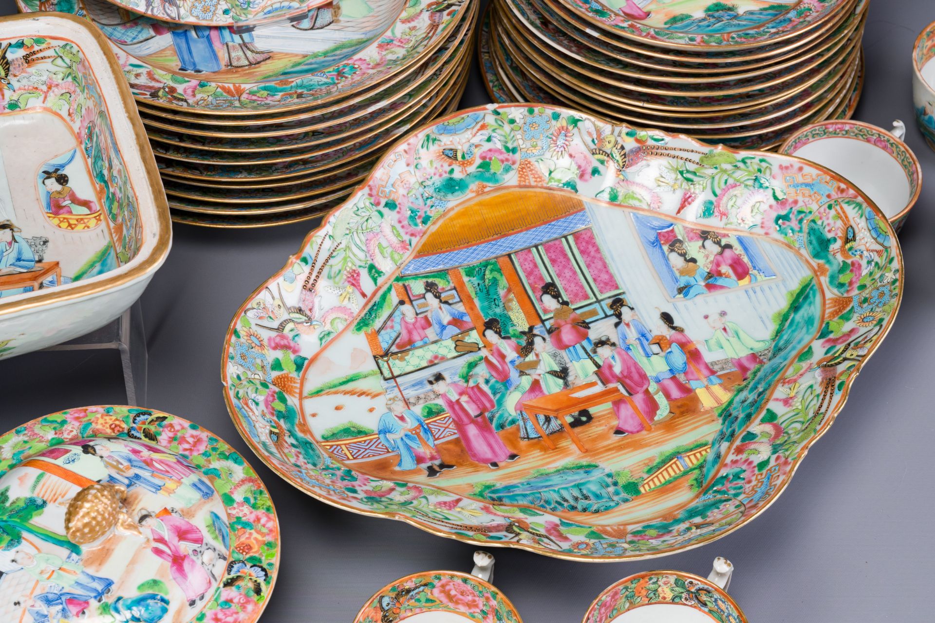 A very extensive Chinese Canton famille rose 81-piece dinner service, 19th C. - Image 9 of 11