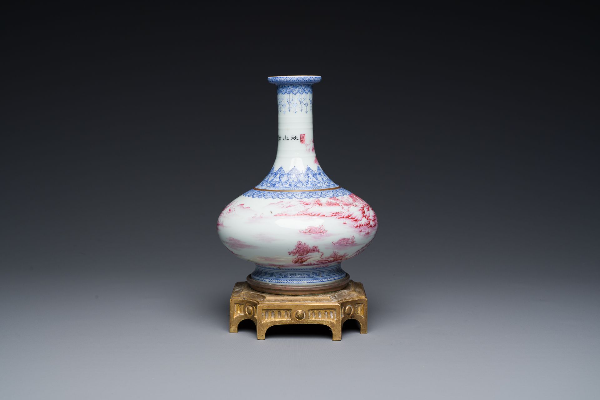 A Chinese blue-and-puce-enamelled bottle vase with a gilt bronze mount, 20th C. - Bild 4 aus 6