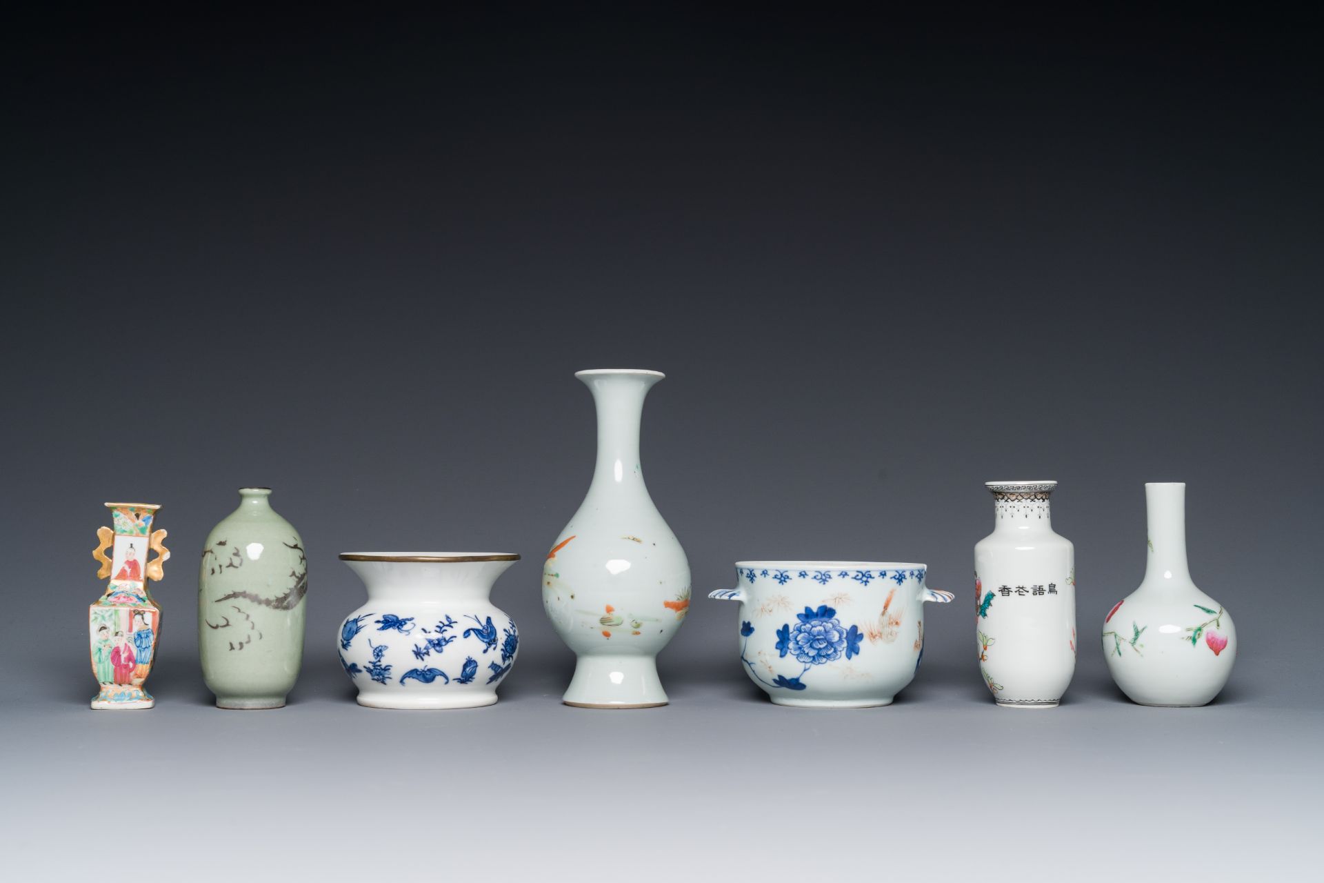 A varied collection of Chinese blue and white and famille rose porcelain, 18th C. and later - Bild 3 aus 4