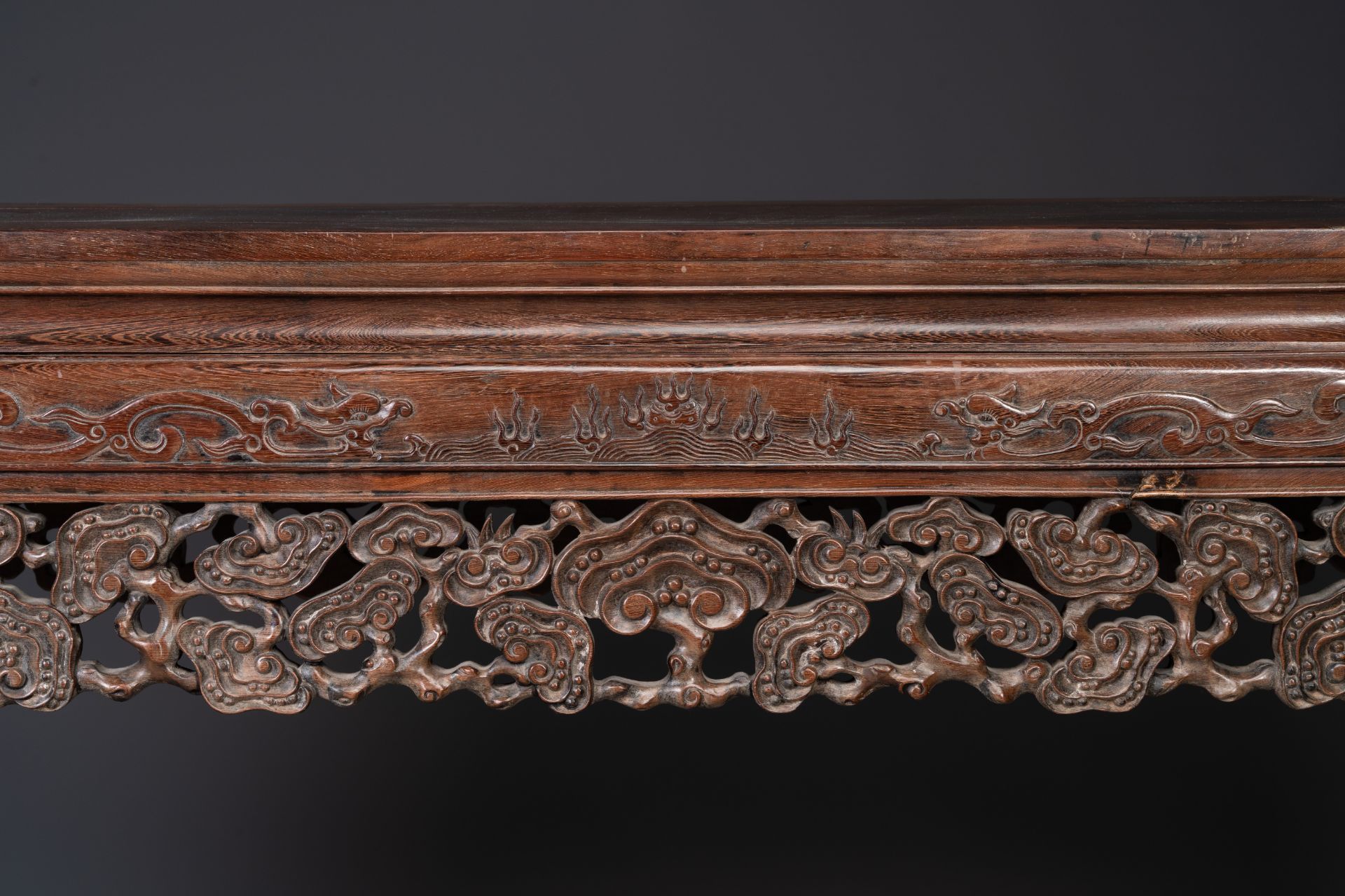 A large Chinese jichimu wooden 'tiaoan' with lingzhi and chilong design, 19/20th C. - Image 6 of 8