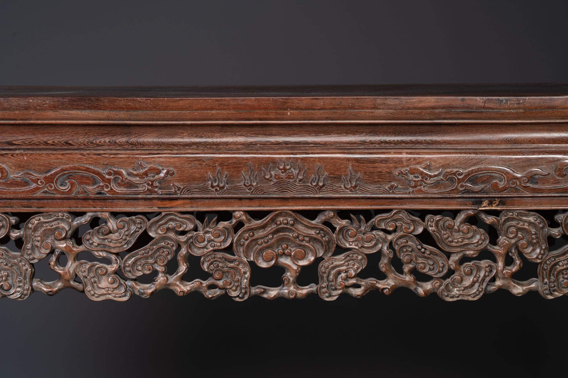 A large Chinese jichimu wooden 'tiaoan' with lingzhi and chilong design, 19/20th C. - Bild 6 aus 8