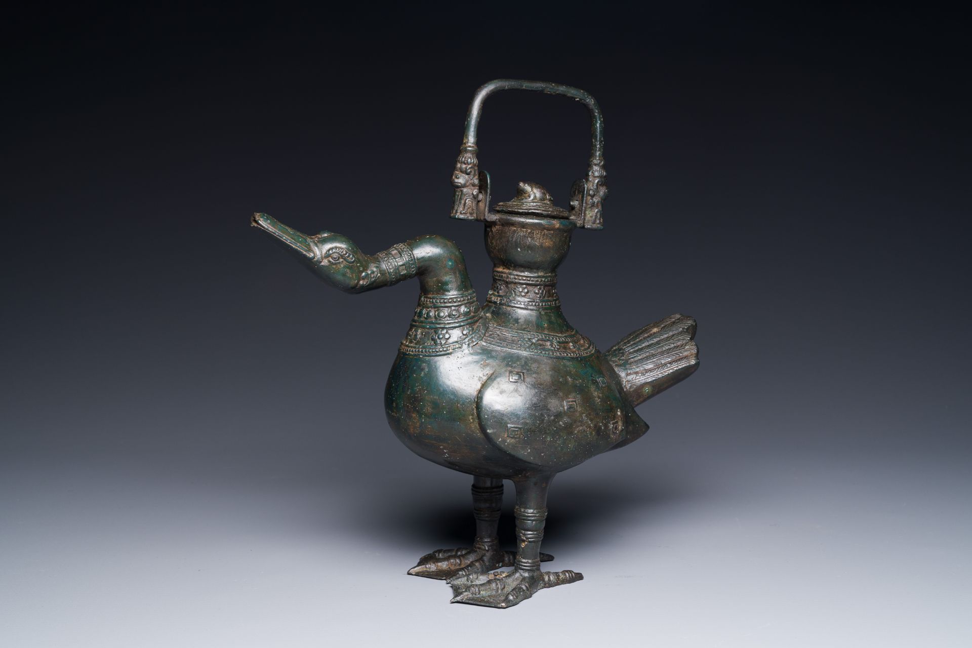 A Chinese archaistic bronze wine vessel in the form of a goose, Song - Bild 2 aus 21