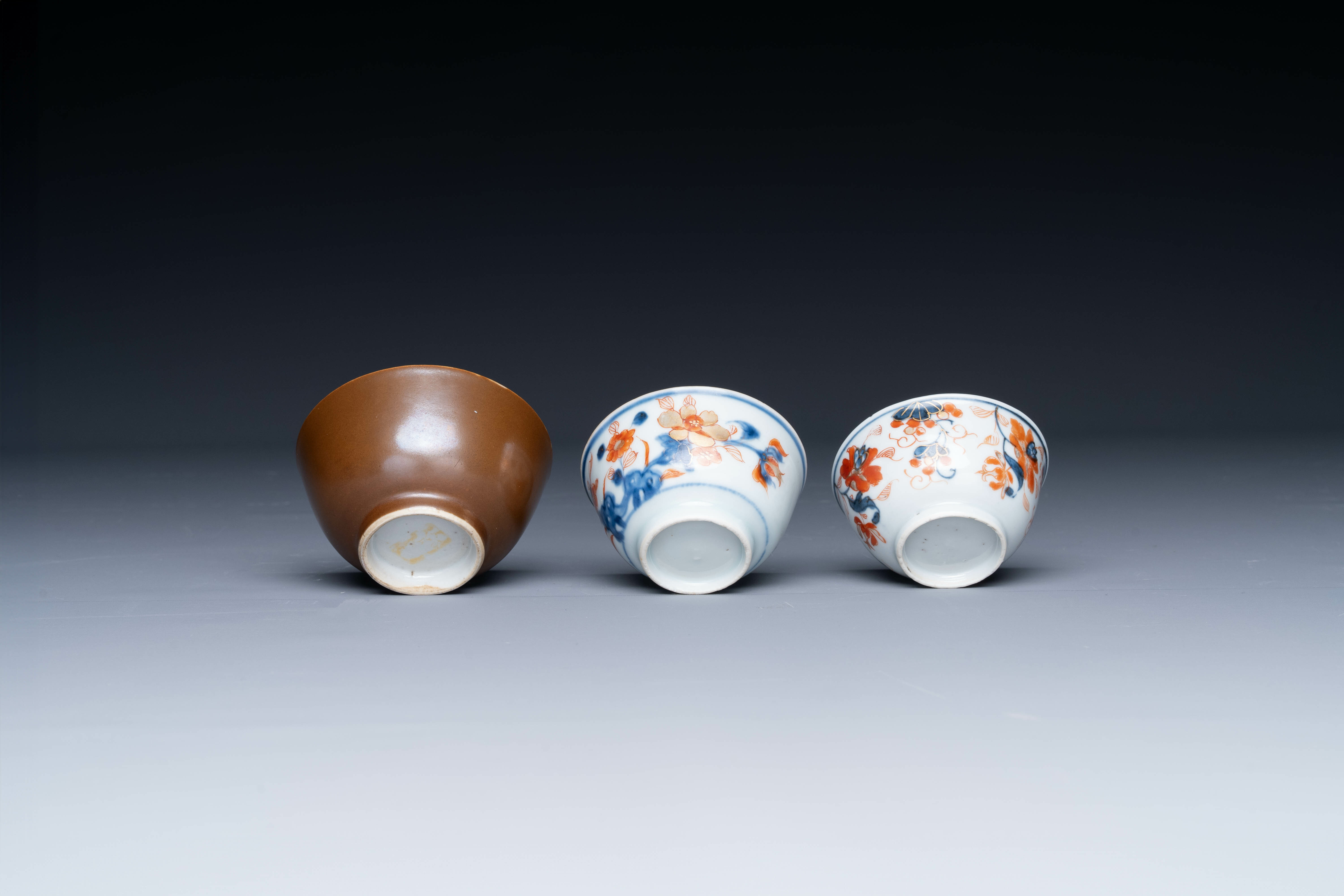 A varied collection of Chinese famille rose and Imari-style porcelain, Yongzheng and later - Image 13 of 21