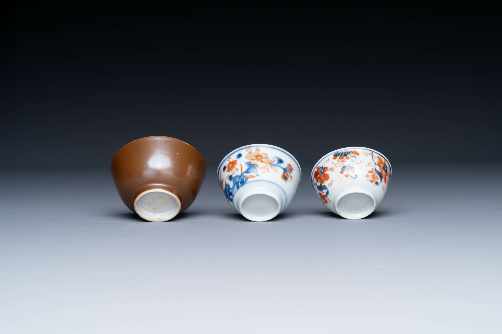 A varied collection of Chinese famille rose and Imari-style porcelain, Yongzheng and later - Bild 13 aus 21
