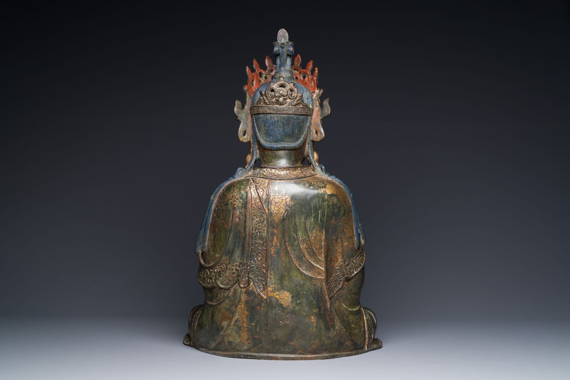 A large fine Chinese gilt-lacquered bronze sculpture of a Bodhisattva, Ming - Image 4 of 7