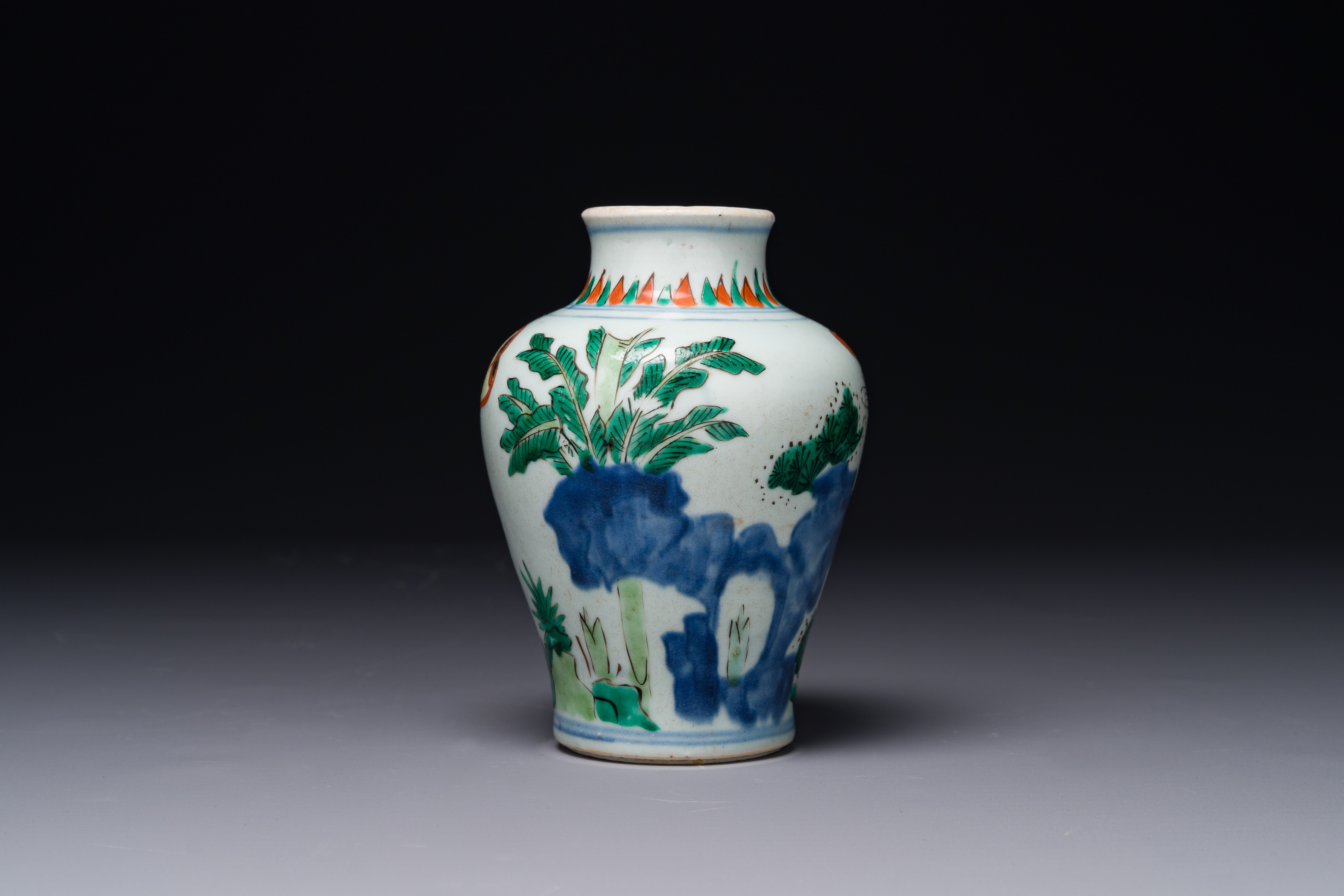 A small Chinese wucai jar with figures in a landscape, Transition period - Image 4 of 6