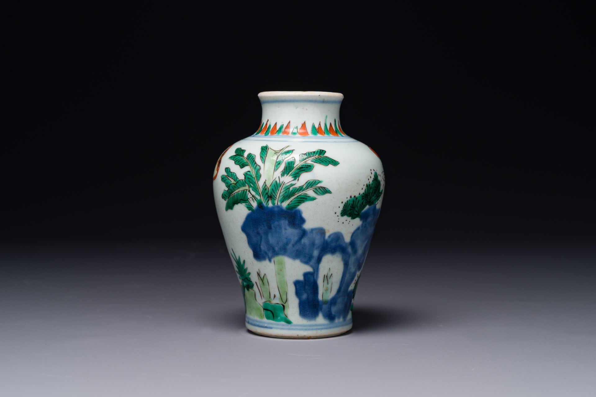 A small Chinese wucai jar with figures in a landscape, Transition period - Bild 4 aus 6