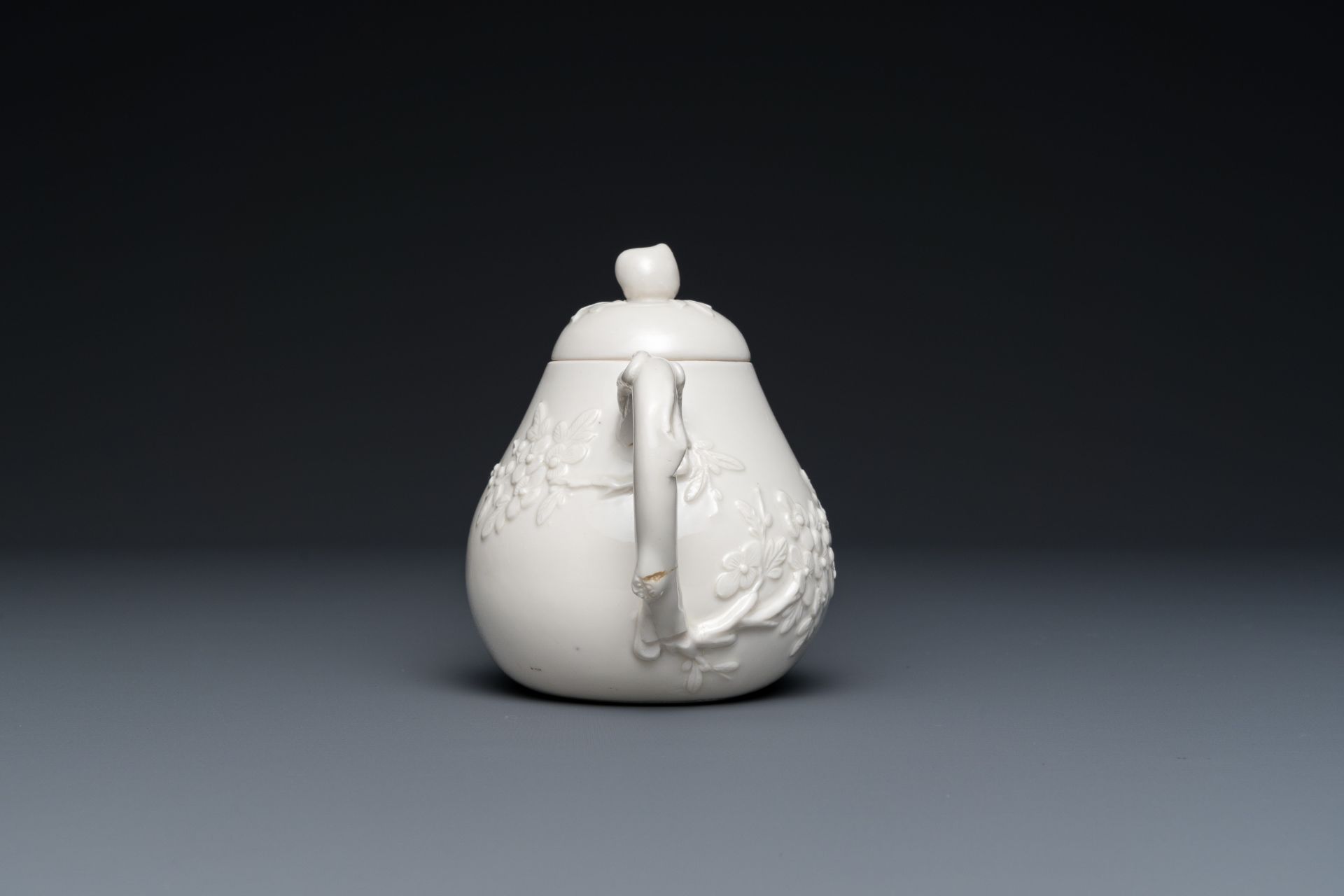 A Chinese white-glazed teapot, inscribed Yi Gong é€¸å…¬, 18/19th C. - Image 3 of 7