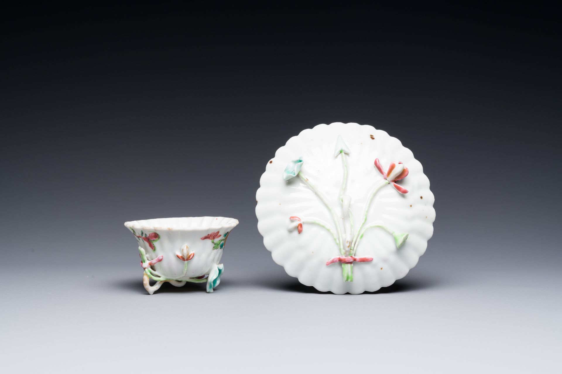 A Chinese famille rose relief-decorated cup and saucer, Yongzheng - Bild 3 aus 4