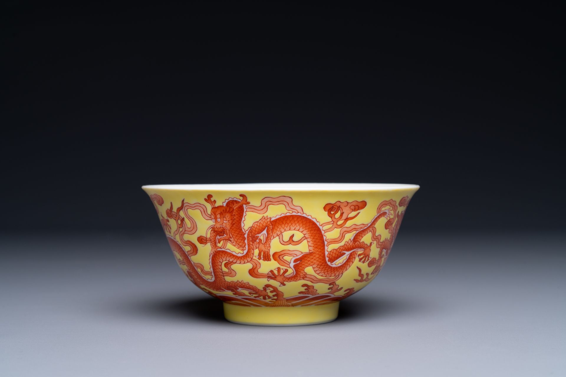 A rare Chinese yellow-ground iron-red-decorated 'dragon' bowl, Qianlong mark and of the period - Bild 2 aus 6