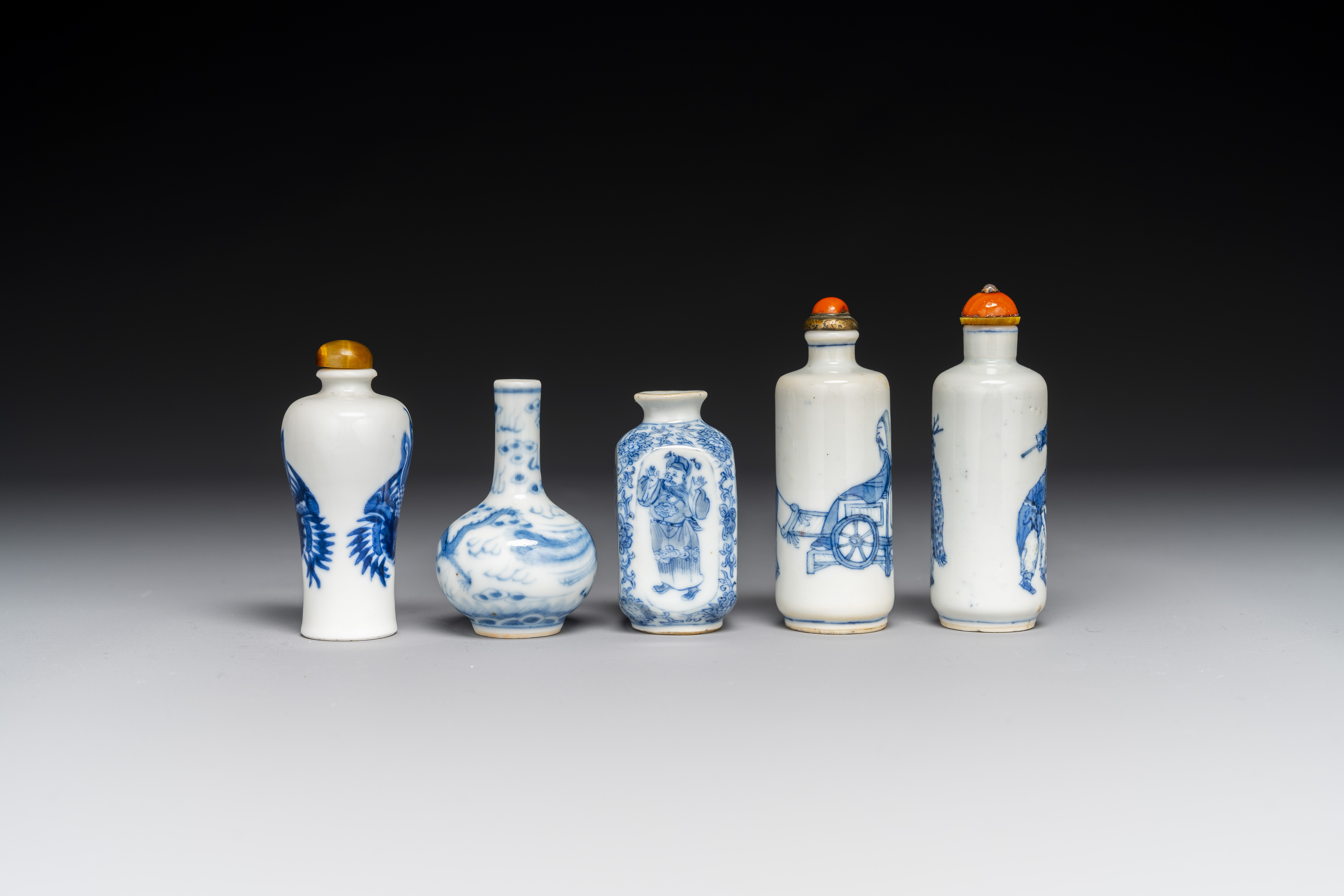 Five various Chinese blue and white snuff bottles, Yongzheng mark, 19/20th - Image 3 of 6