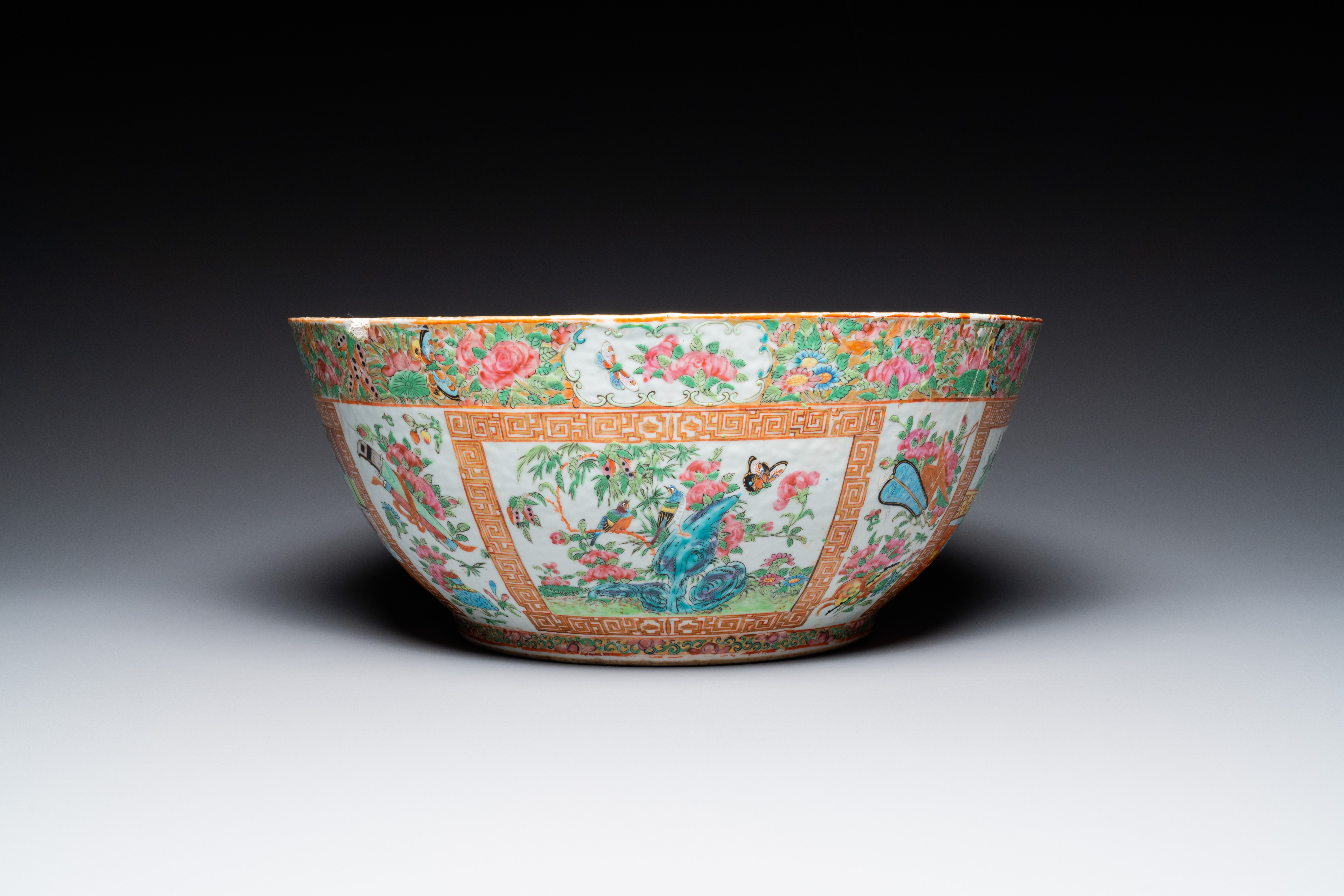 A Chinese Canton famille rose bowl and a covered bottle vase, 19th C. - Image 11 of 13