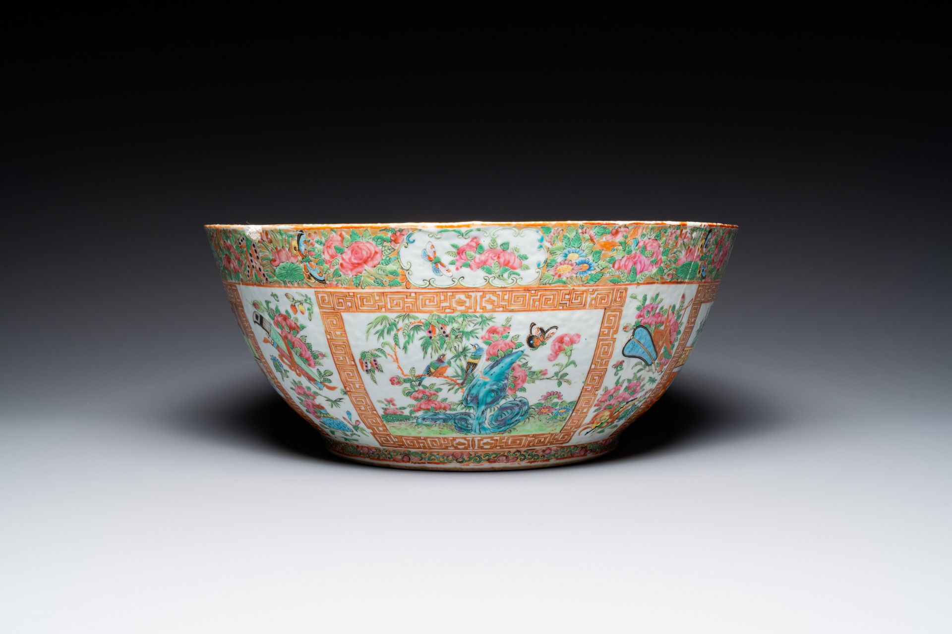 A Chinese Canton famille rose bowl and a covered bottle vase, 19th C. - Bild 11 aus 13
