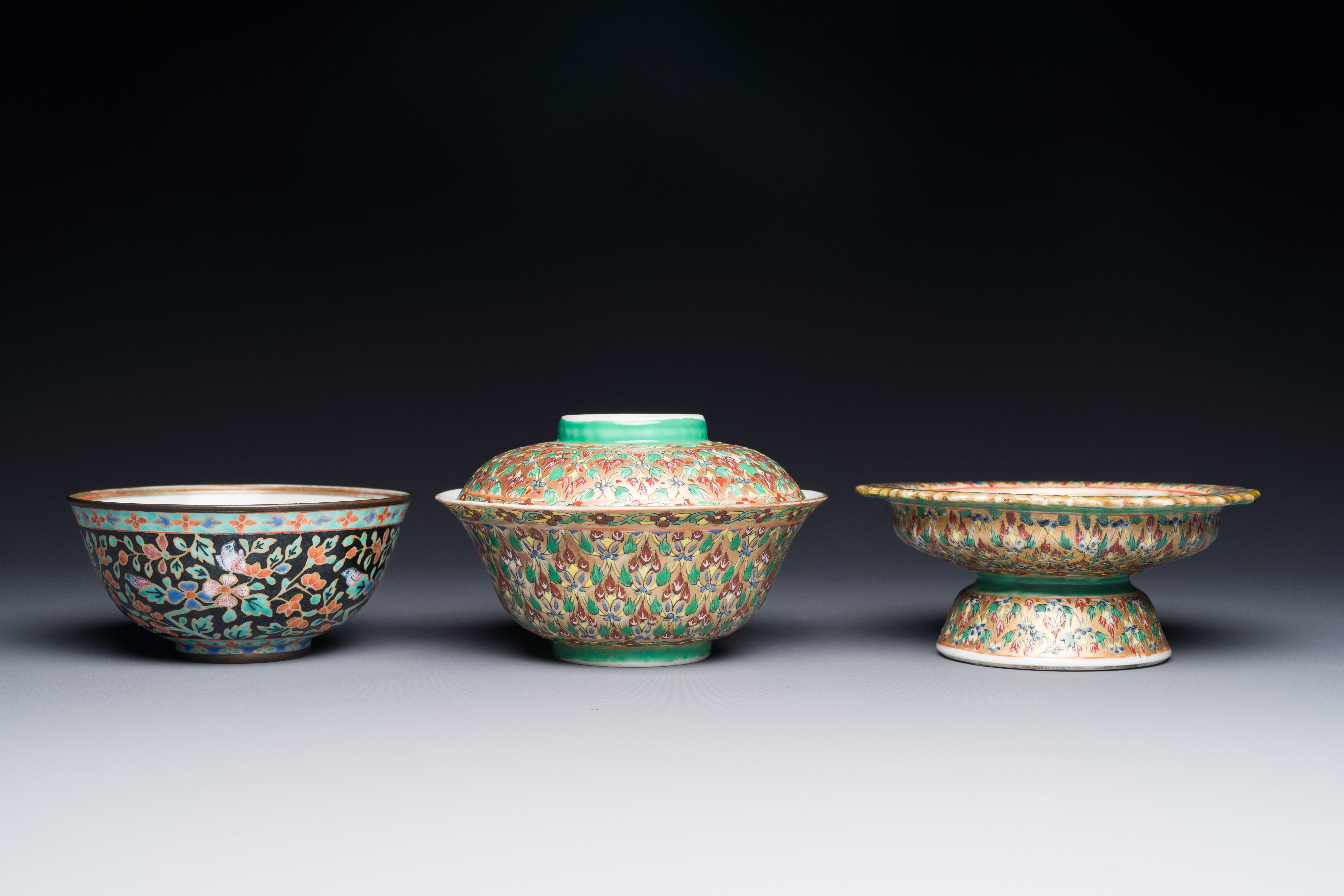 A Chinese Bencharong bowl, covered bowl and tazza for the Thai market, 19th C. - Image 4 of 5