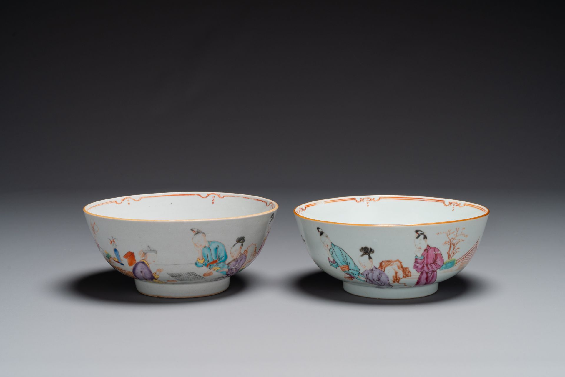 A pair of Chinese famille rose bowls and four plates, Yongzheng/Qianlong - Bild 4 aus 6