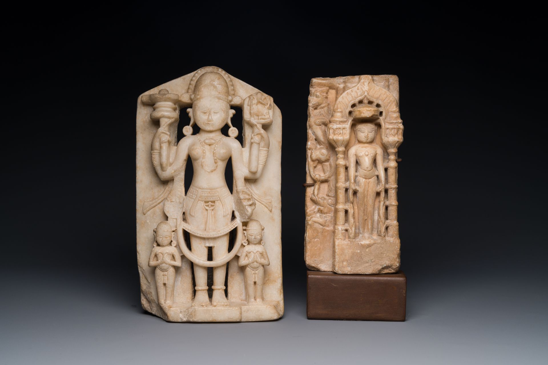 A white marble fragment of Parvati and a white marble fragment of Tirthankara, India, 12/13th C. - Bild 3 aus 9